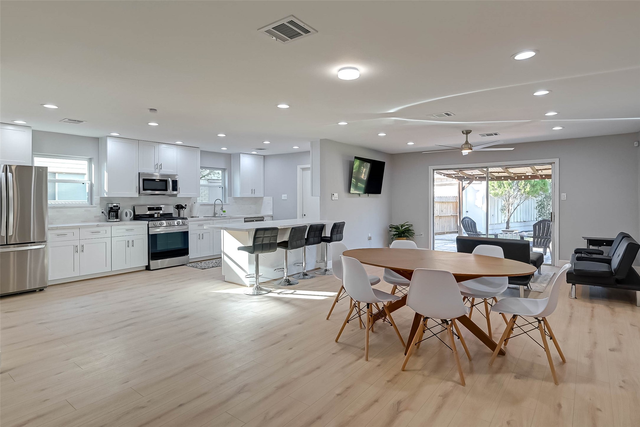 5522 Caversham Drive Property Photo 1