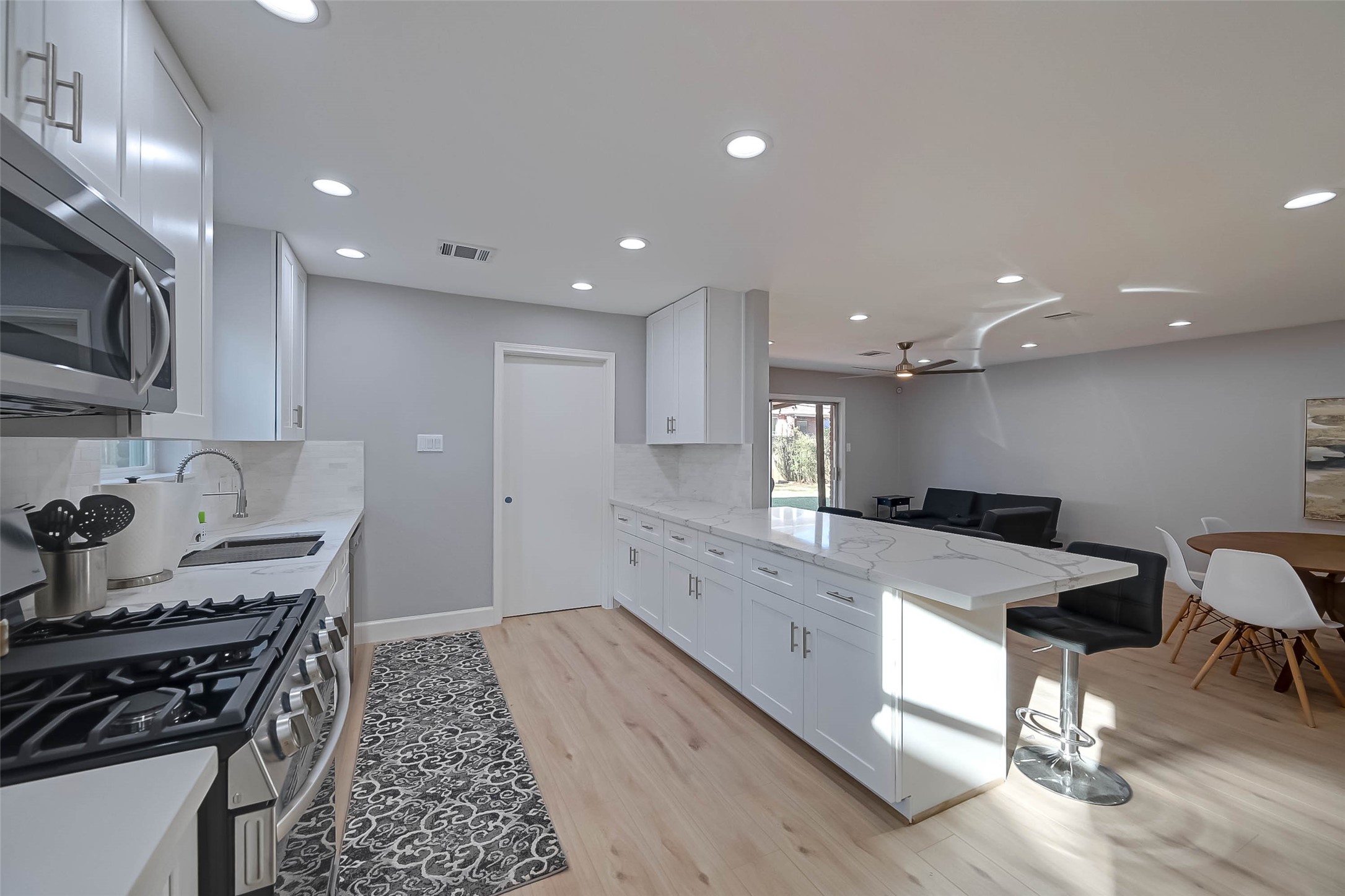 5522 Caversham Drive Property Photo 2