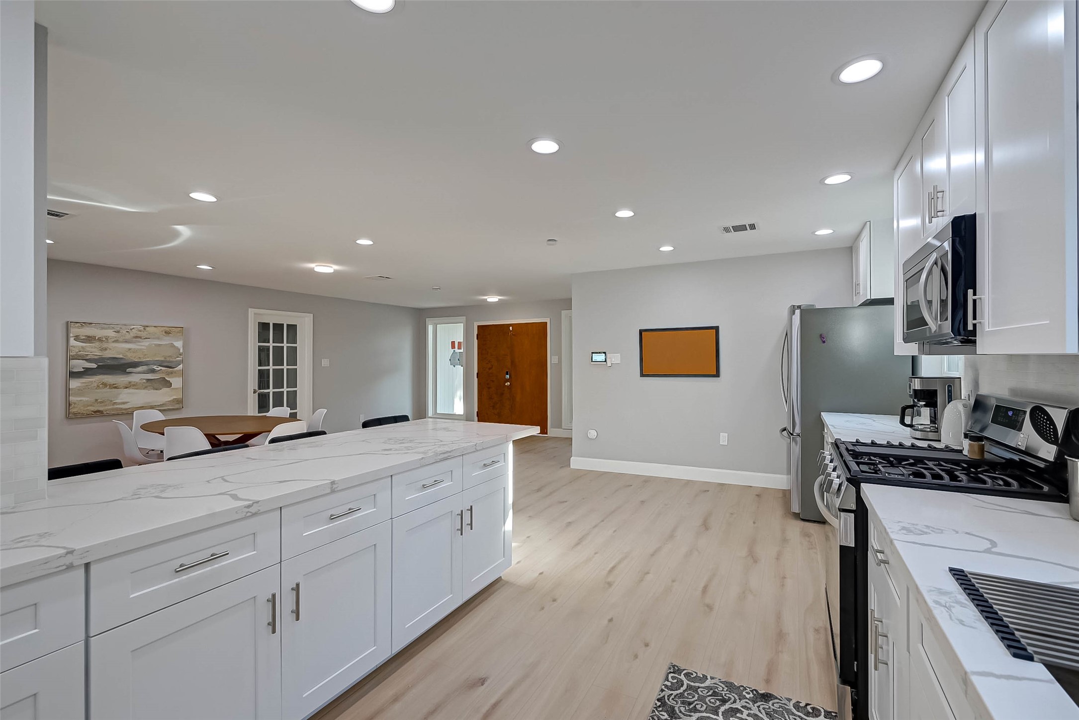 5522 Caversham Drive Property Photo 3