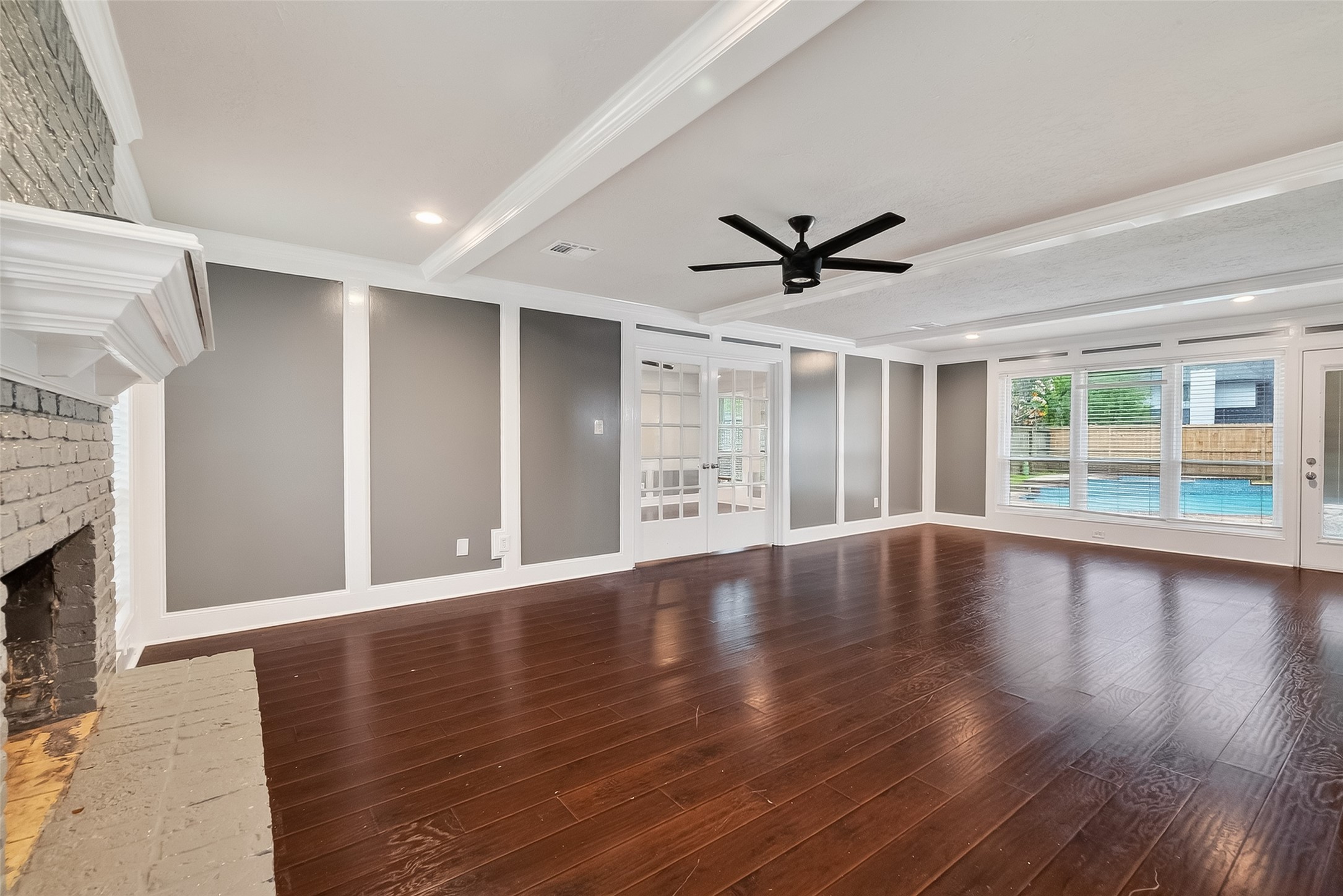2402 Oak Shores Drive Property Photo 4