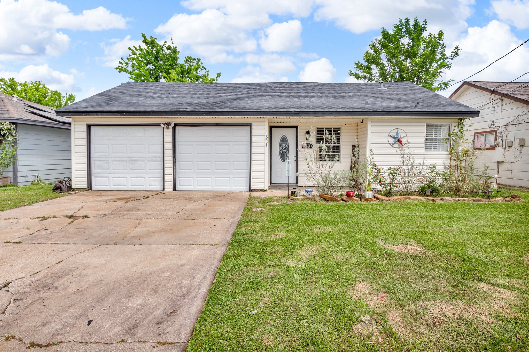 1221 Elm Street Property Photo