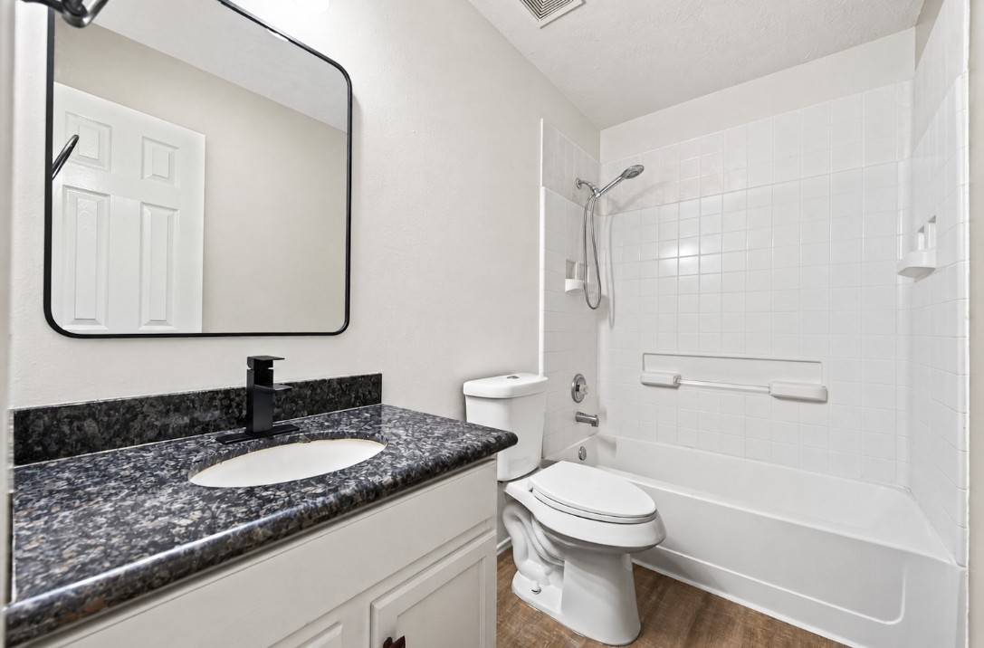 24019 Kingbriar Drive Property Photo 6
