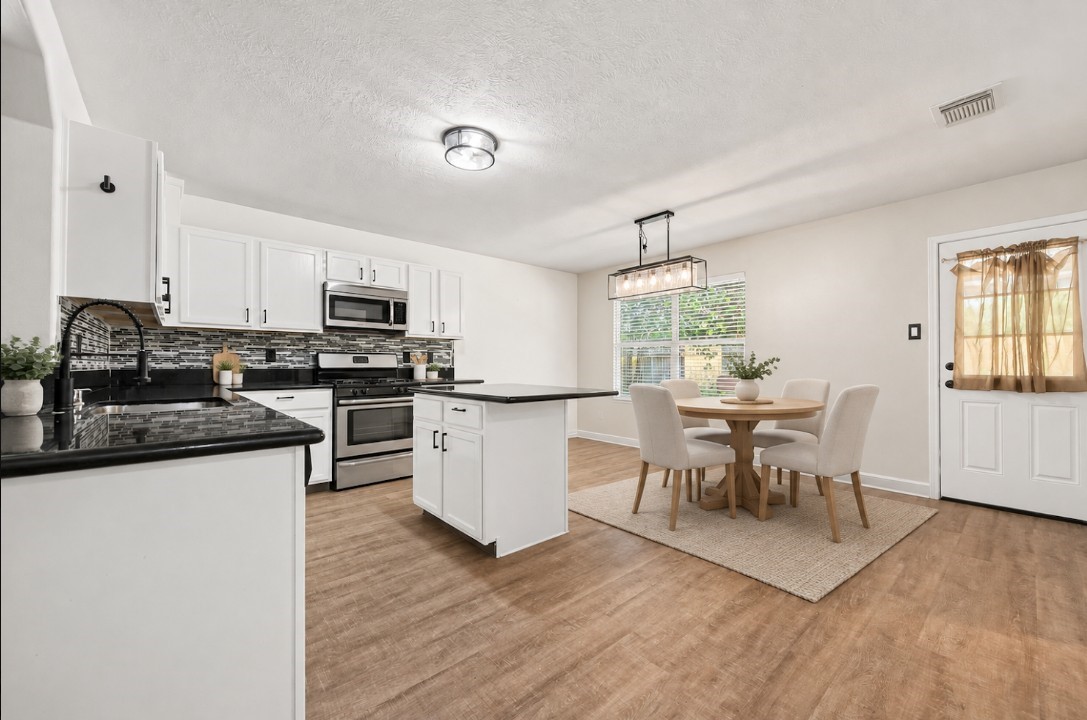 24019 Kingbriar Drive Property Photo 8