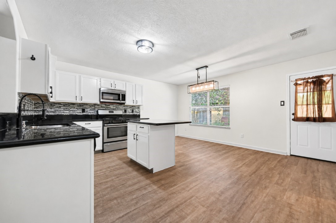 24019 Kingbriar Drive Property Photo 9