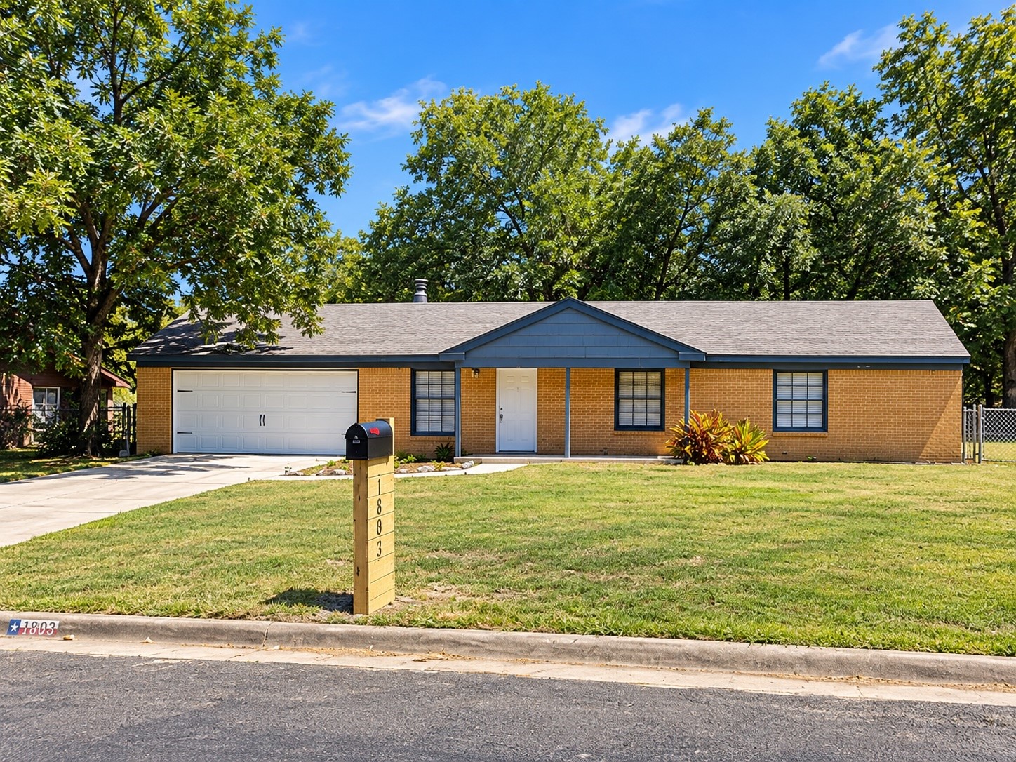 1803 Comanche Drive Property Photo 1