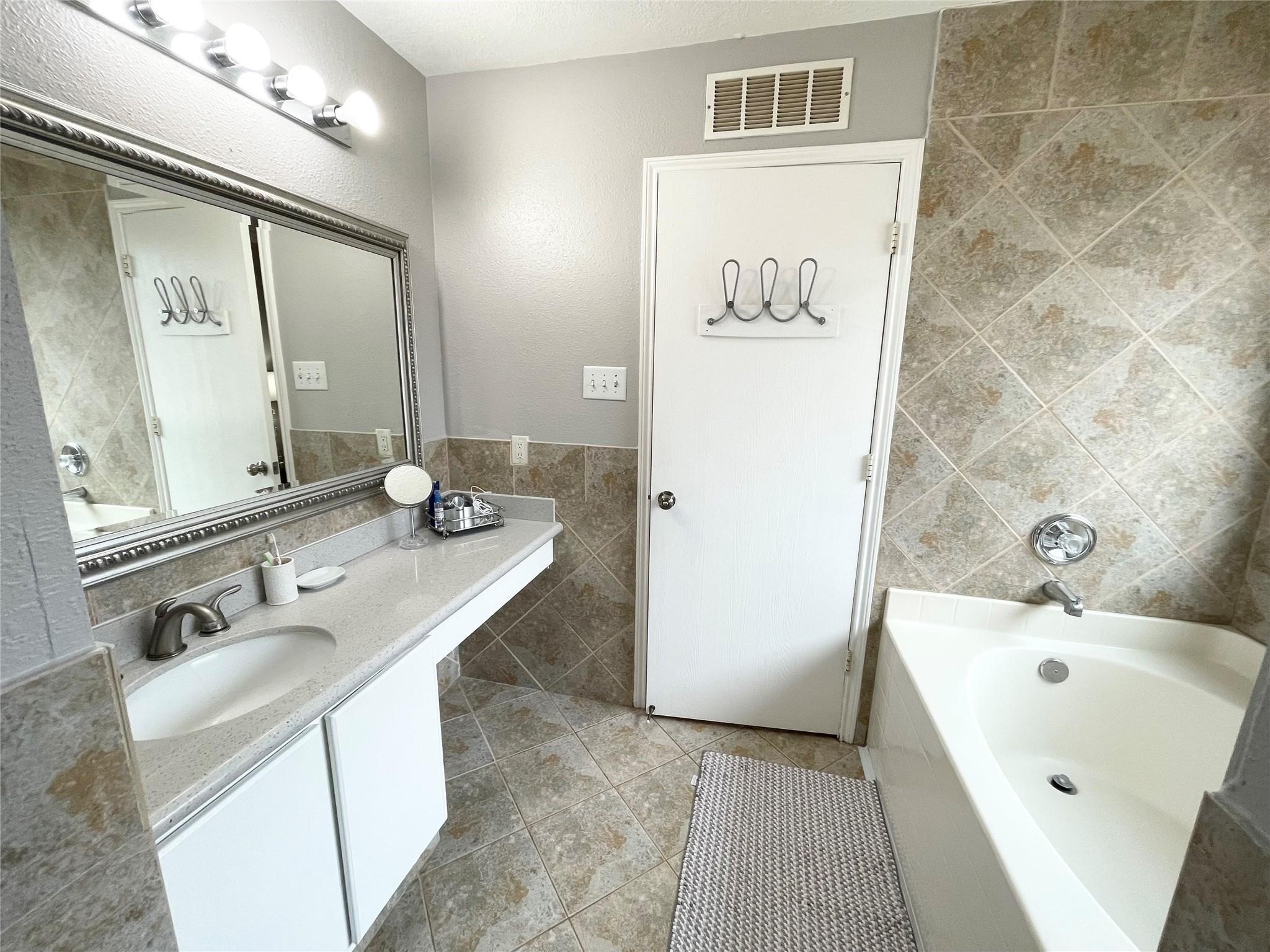 2014 Grand Park Drive Property Photo 9