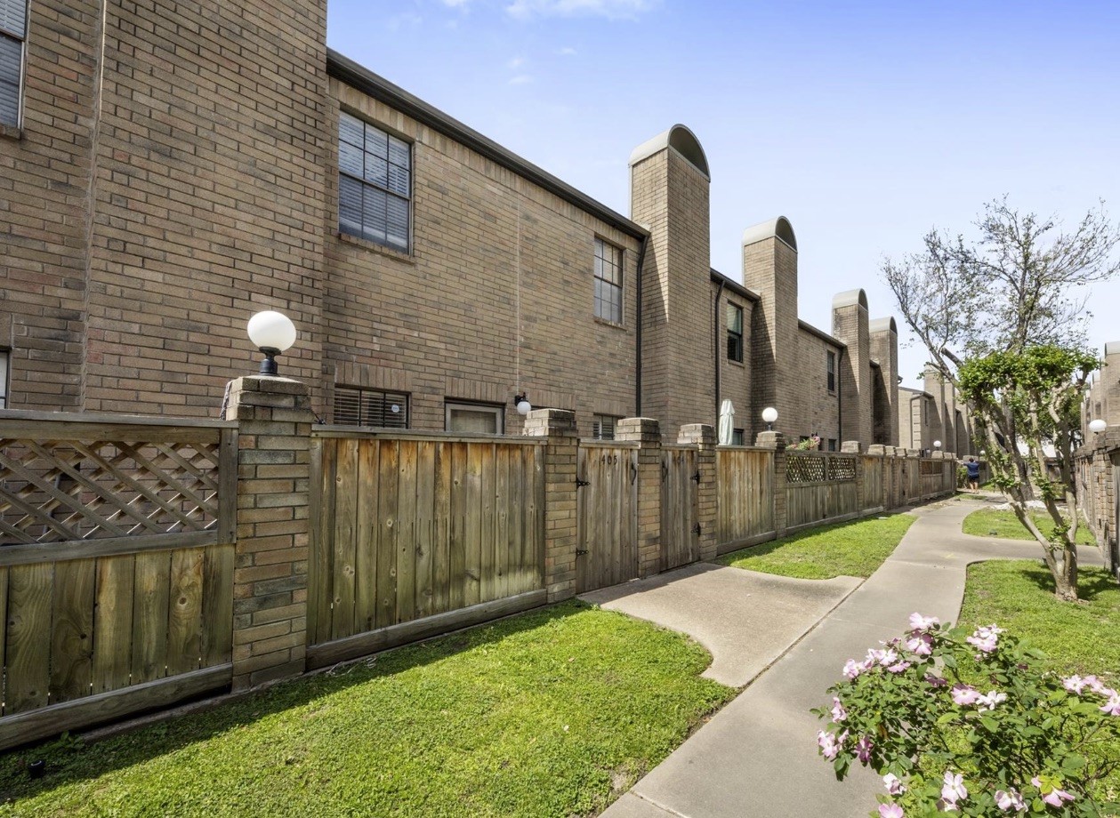 9850 Pagewood Lane 405 Property Photo 8