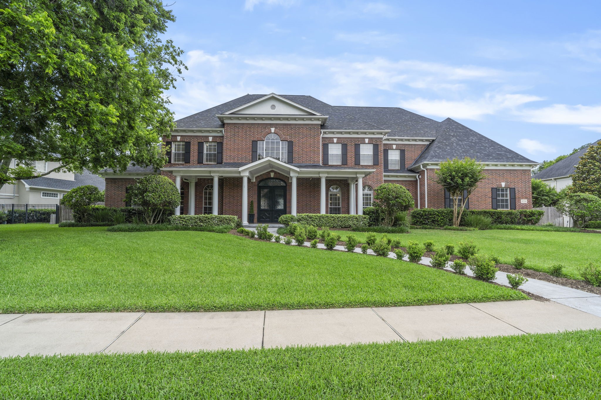 8214 Forest Gate Drive Property Photo