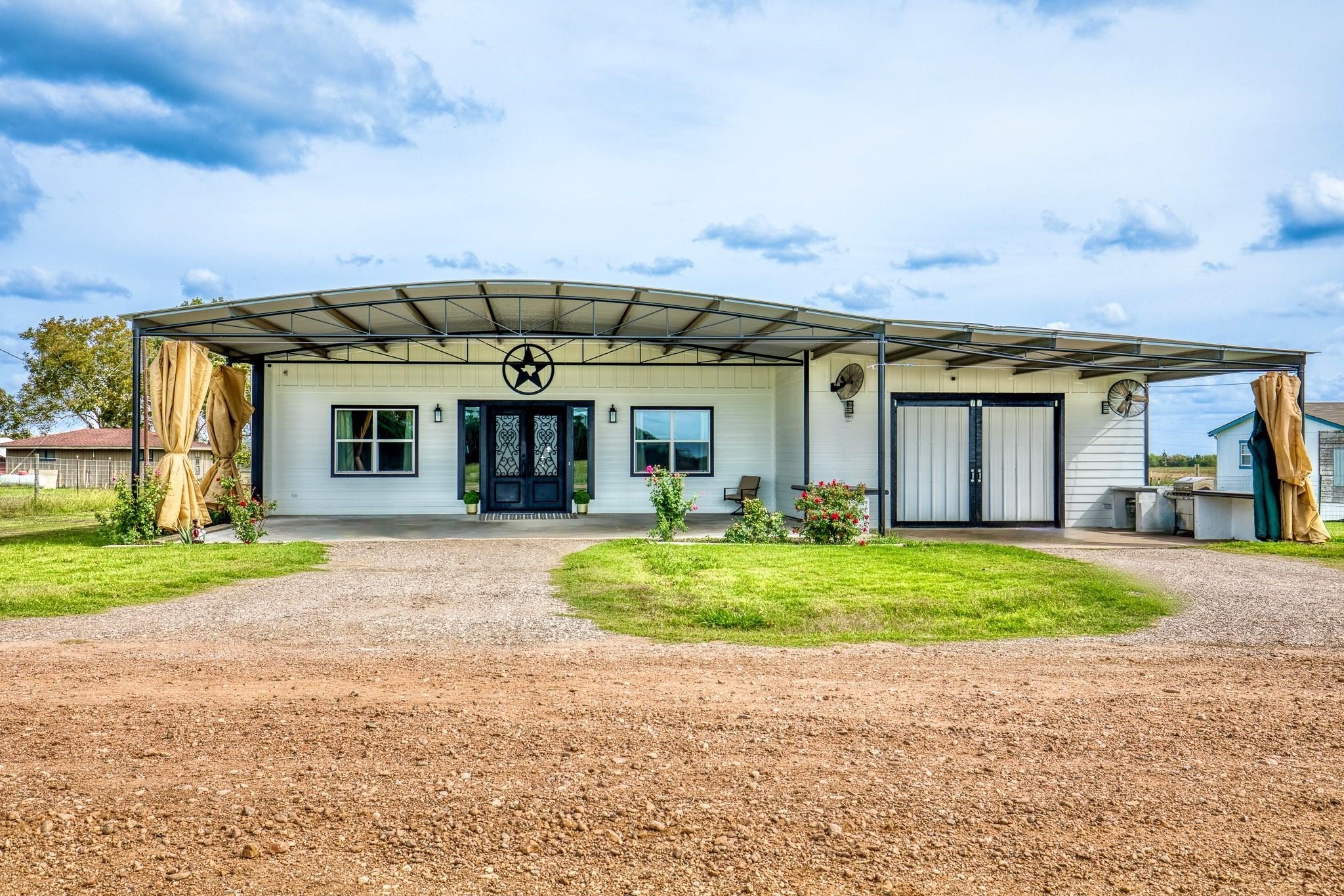 11234 N Loop Road Property Photo 3