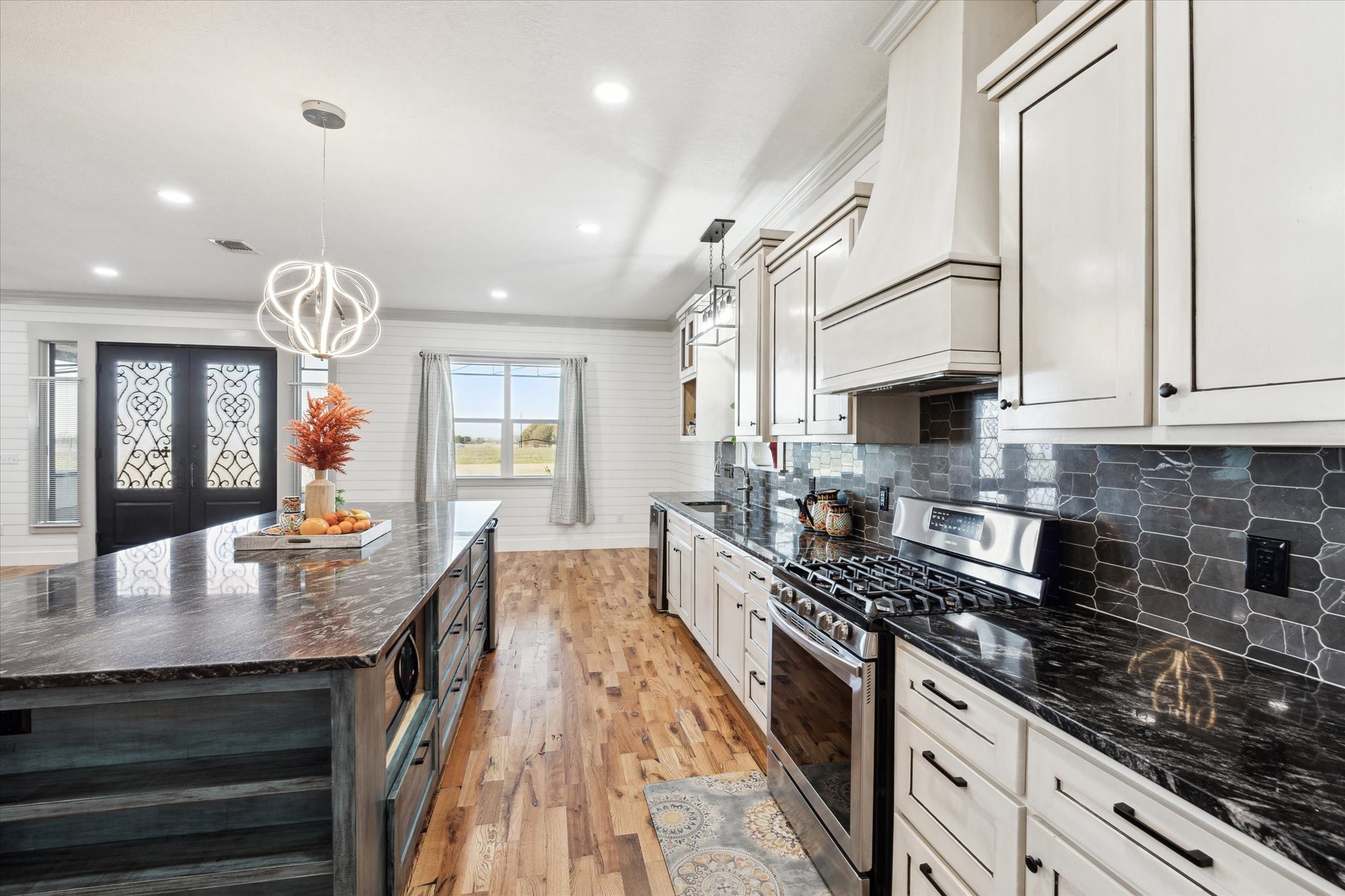 11234 N Loop Road Property Photo 4