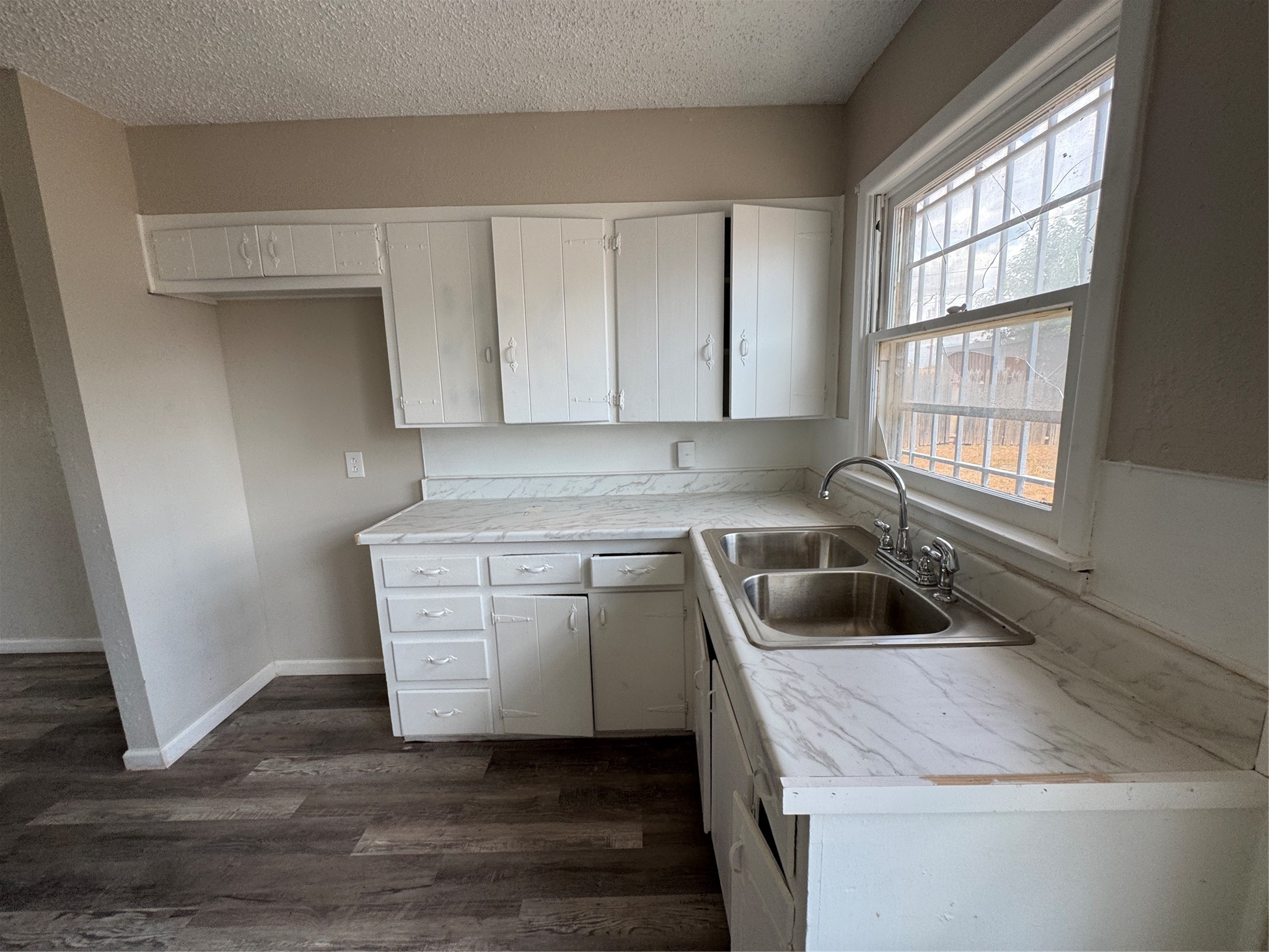 2704 E Colgate Street Property Photo 6
