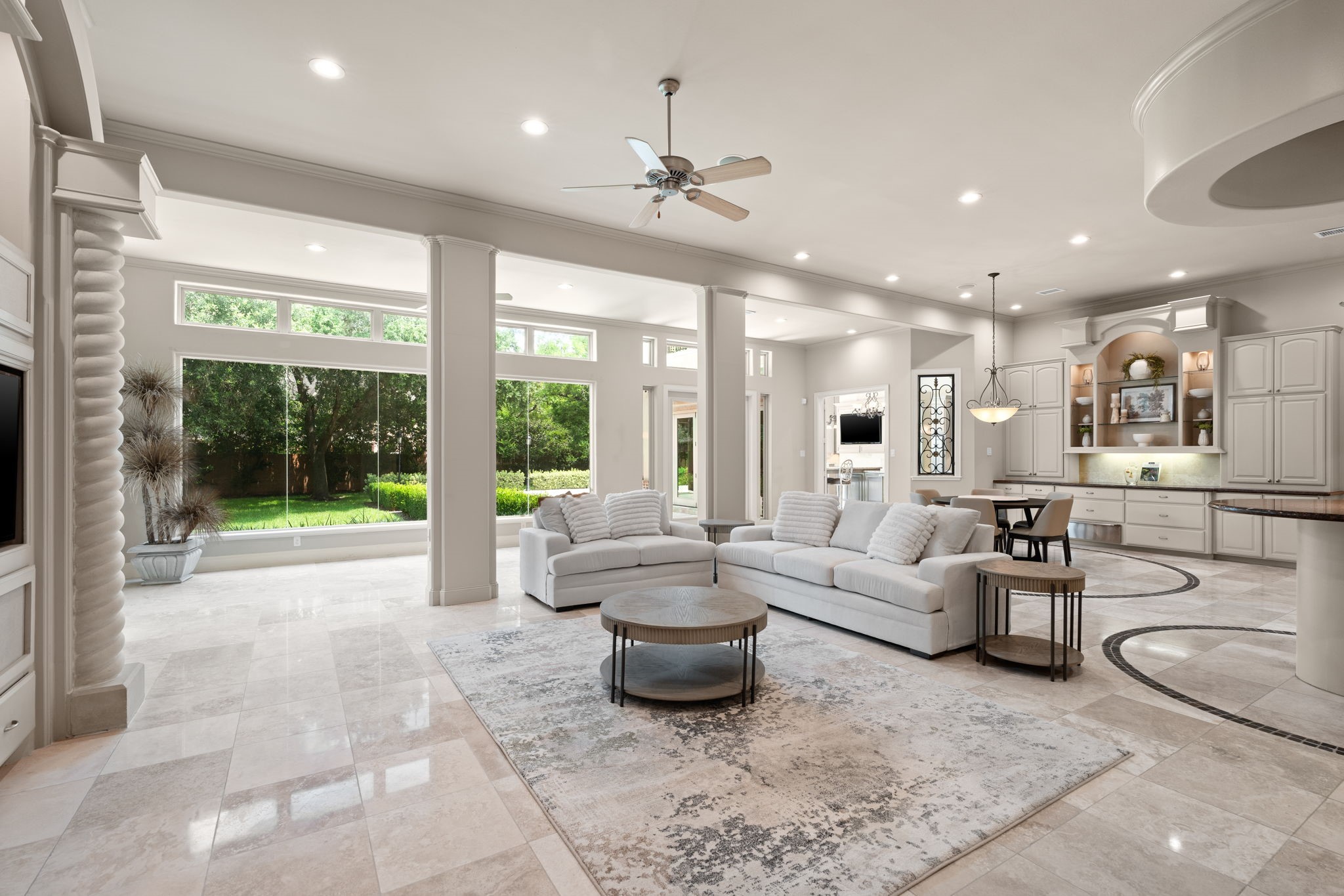 16 Grand Mnr Property Photo 5