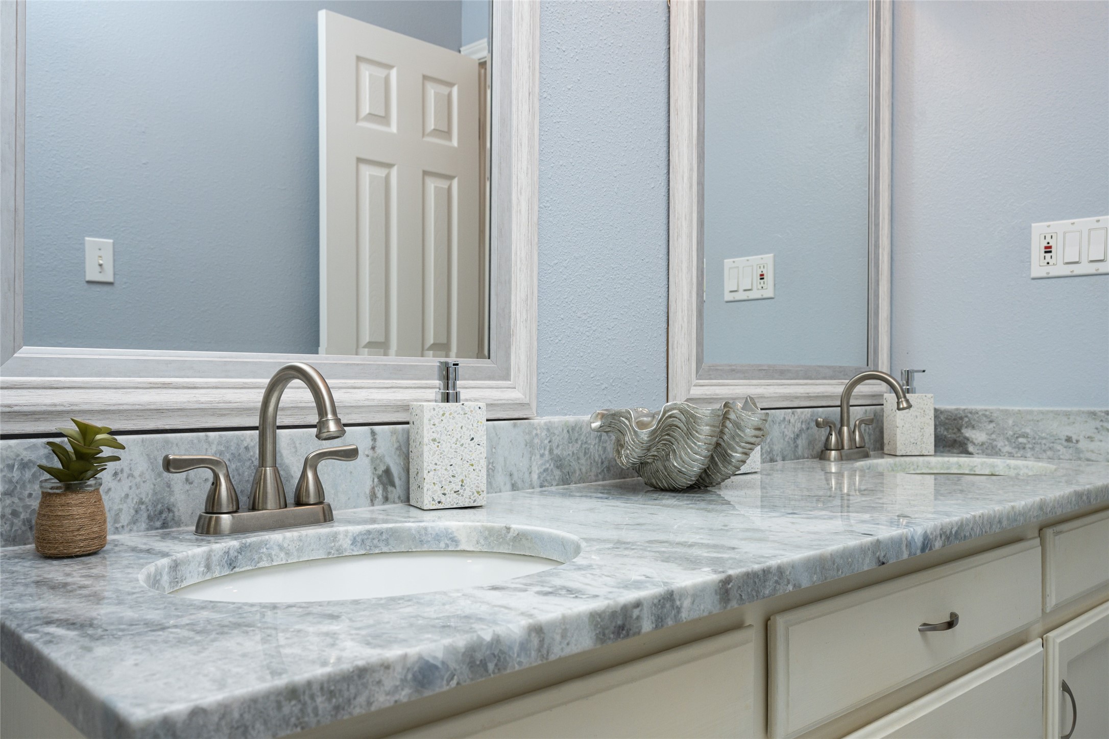 1140 Waterways Drive Property Photo 28