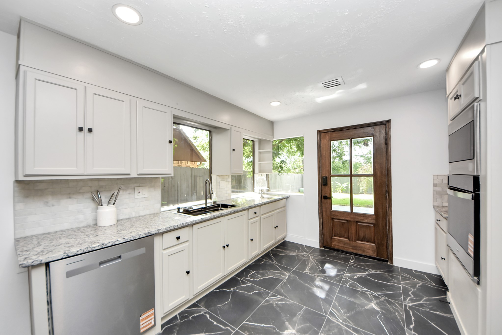 407 Hedgecroft Drive Property Photo 14