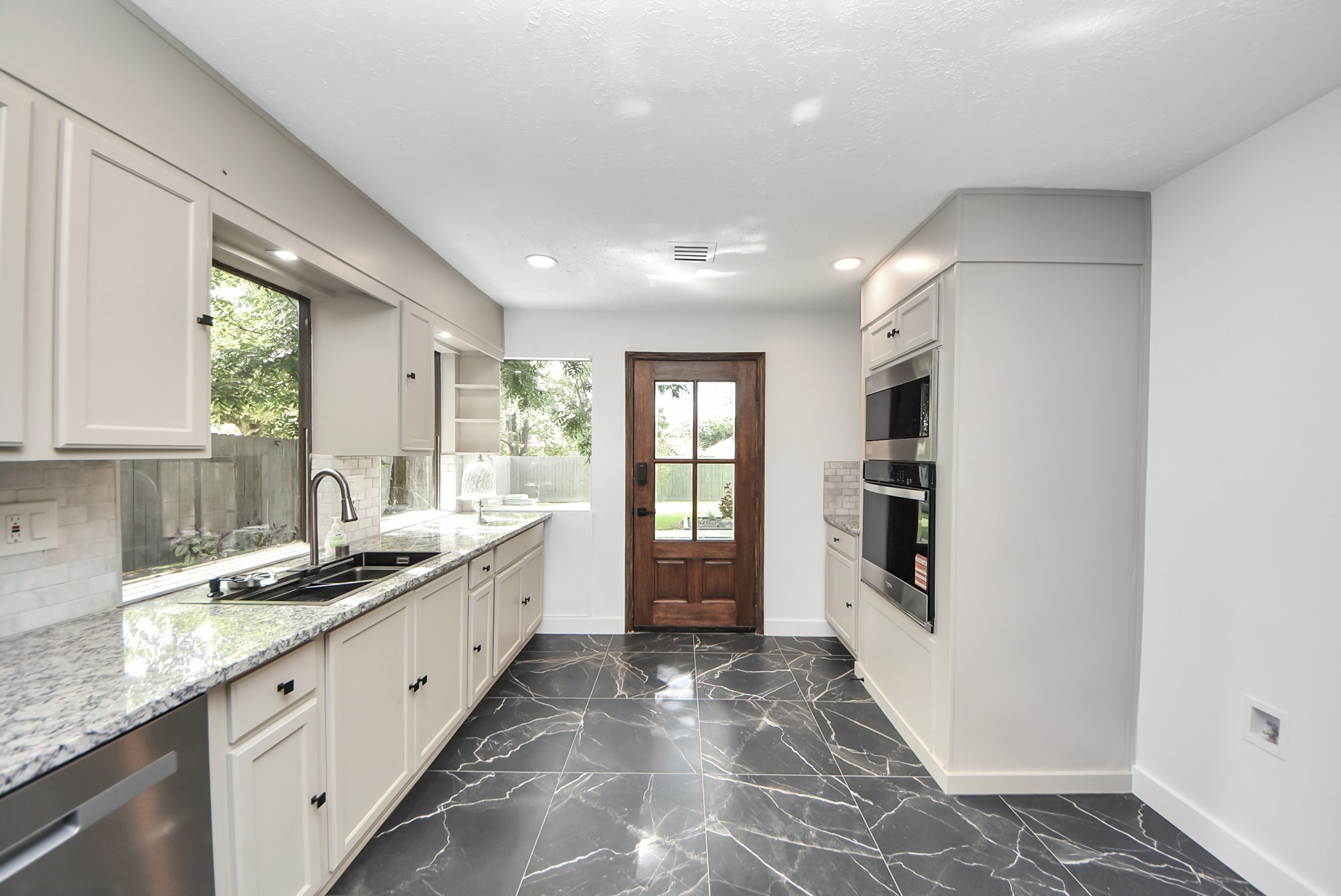 407 Hedgecroft Drive Property Photo 18