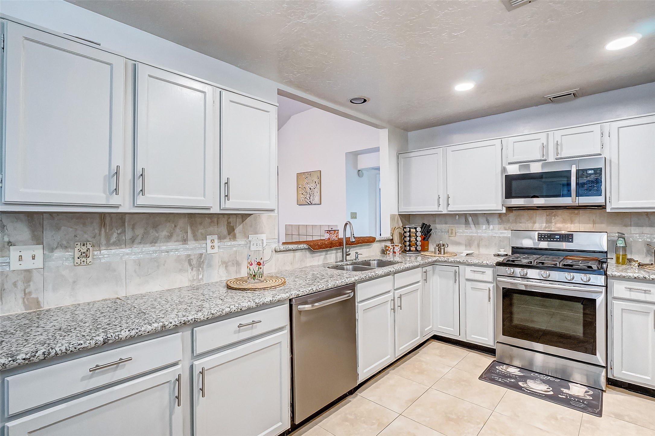 17522 Masonridge Drive Property Photo 6