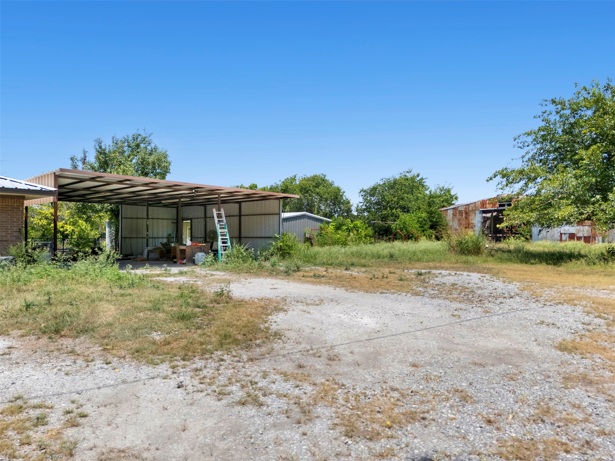 704 E Grand Street Property Photo 24