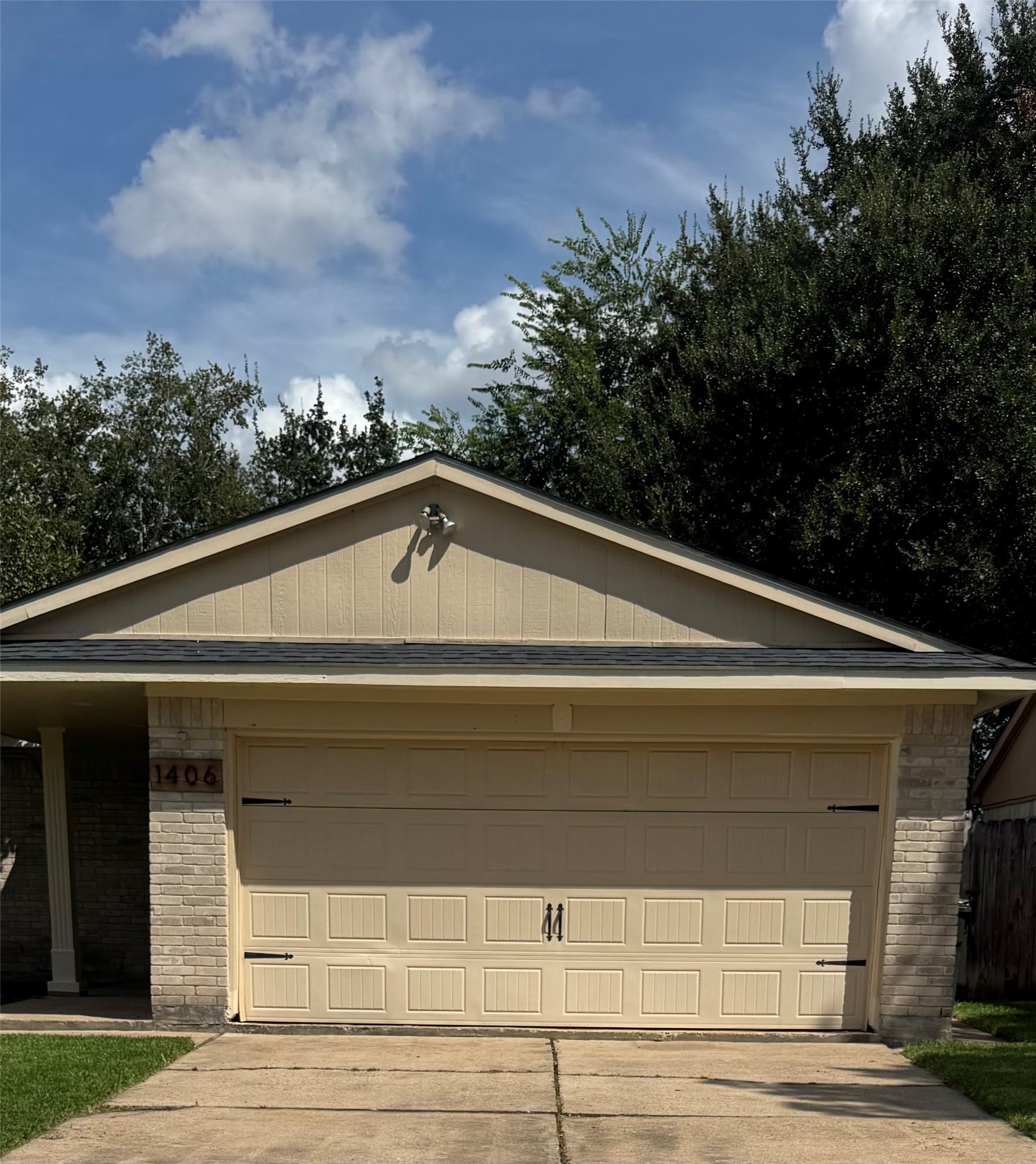1406 Ashwood Drive Property Photo 1