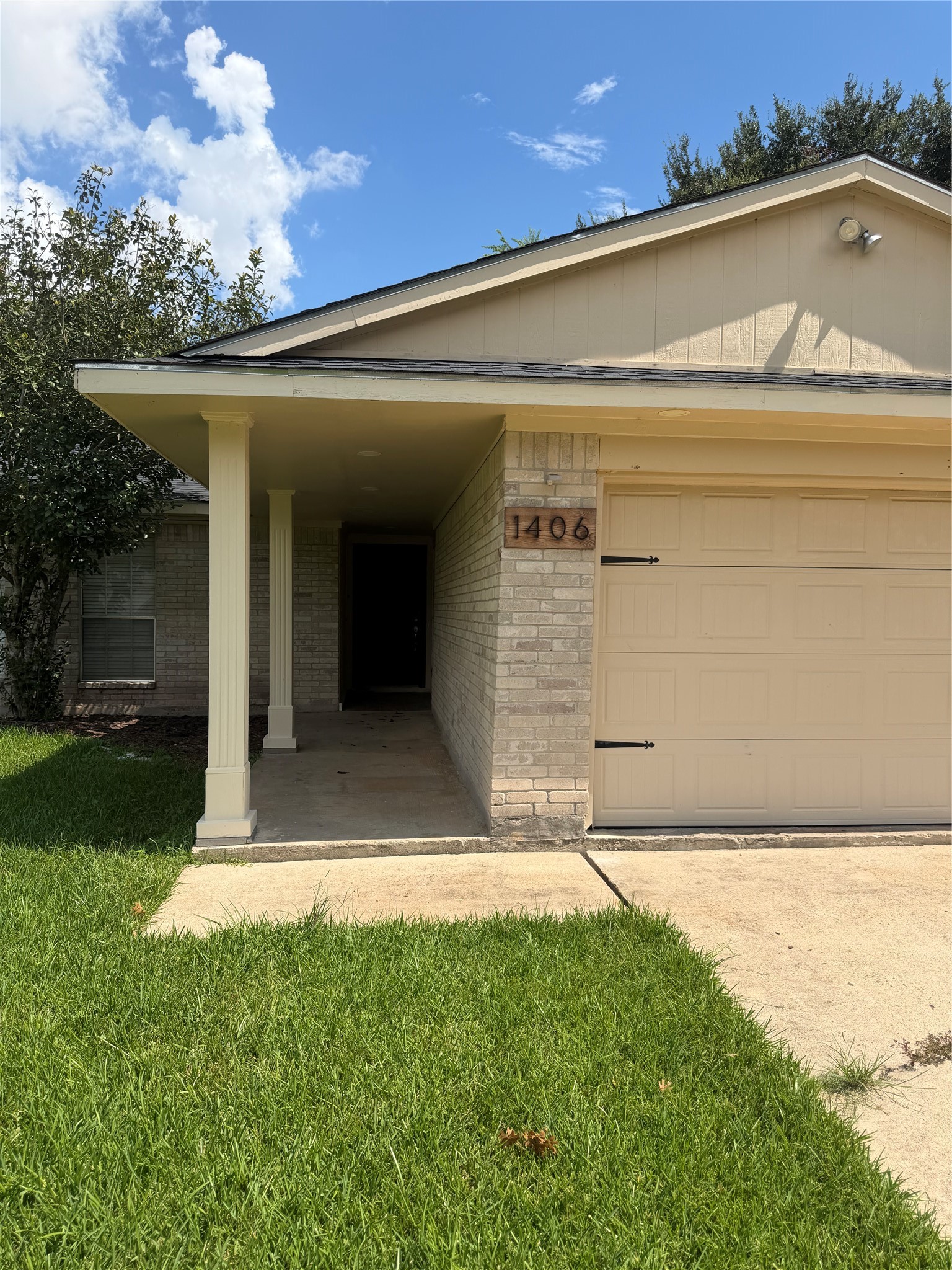 1406 Ashwood Drive Property Photo 2