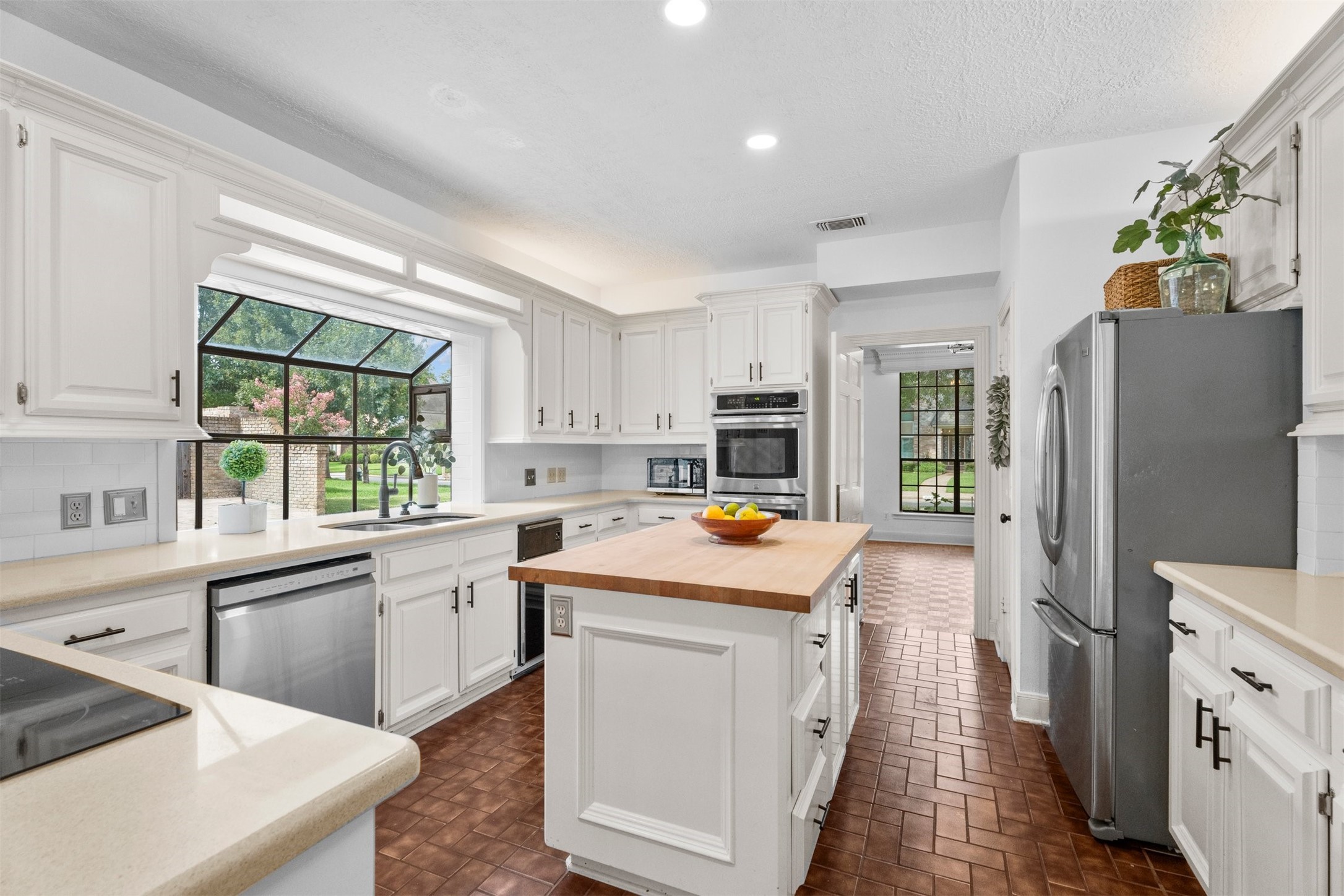 16023 Mickleham Drive Property Photo 3