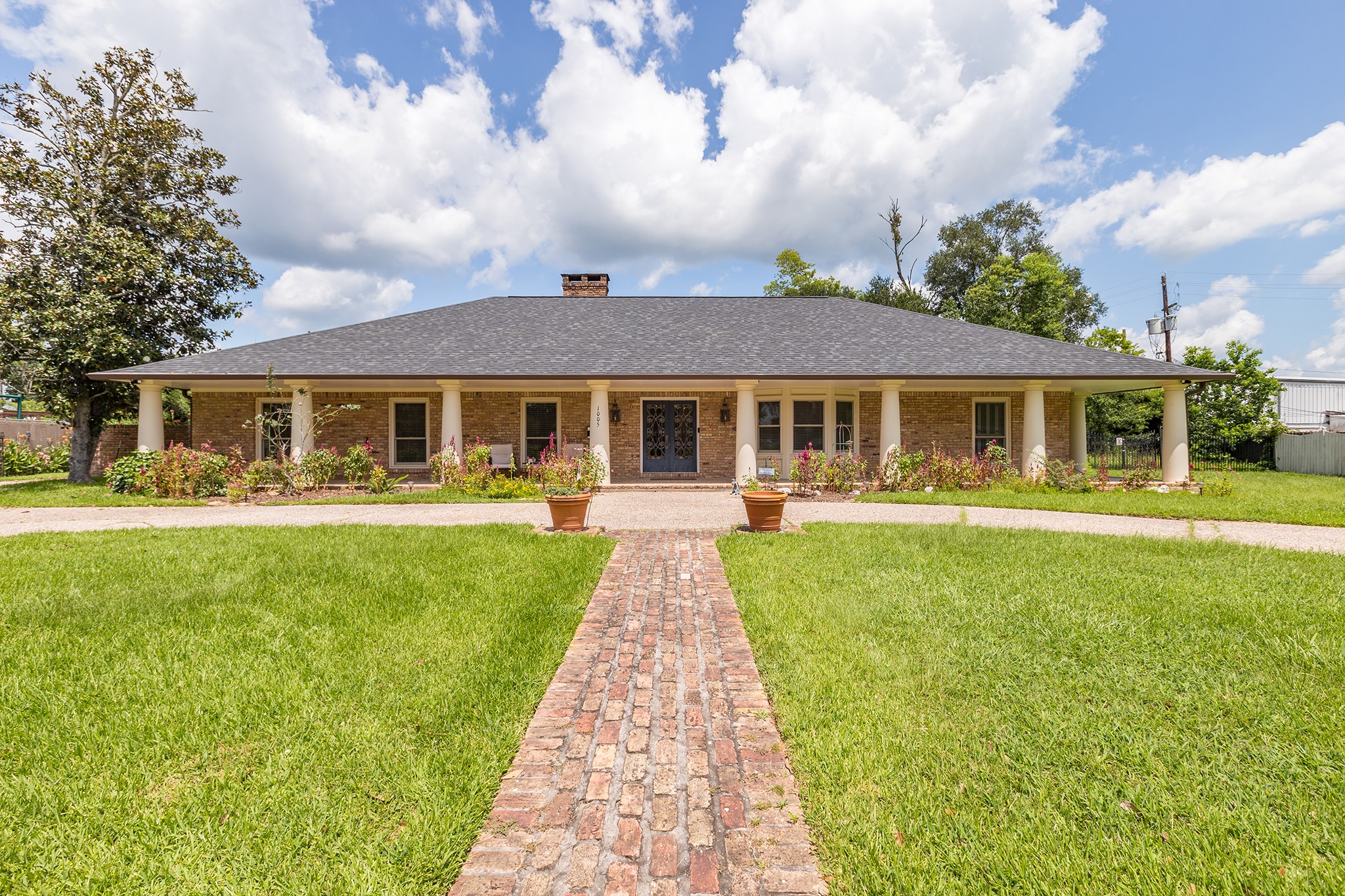 1005 Oak Drive Property Photo 2