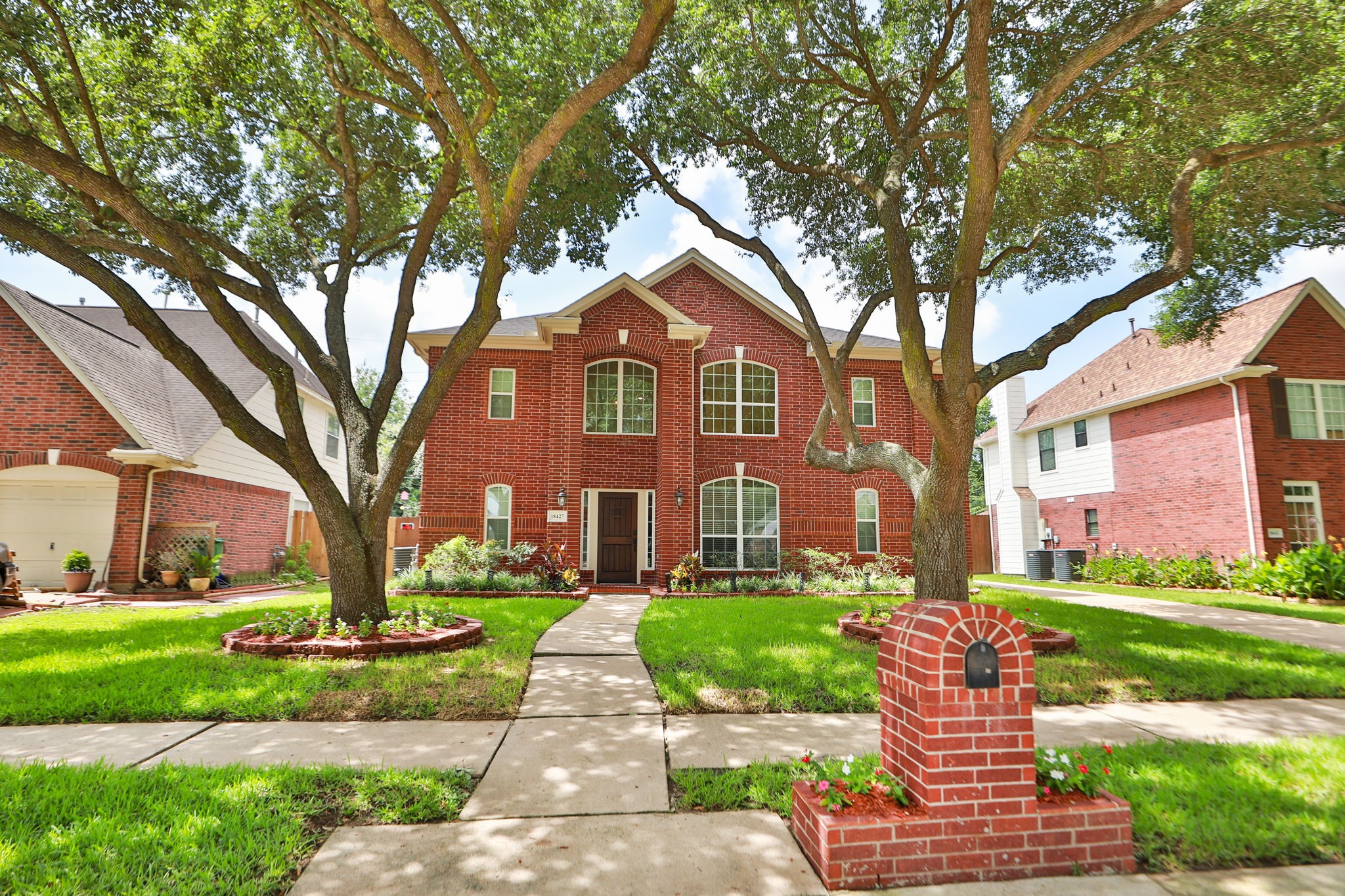 18427 Lakeview Circle Property Photo