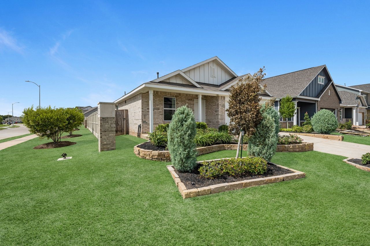 2703 Crested Creek Lane Property Photo 2