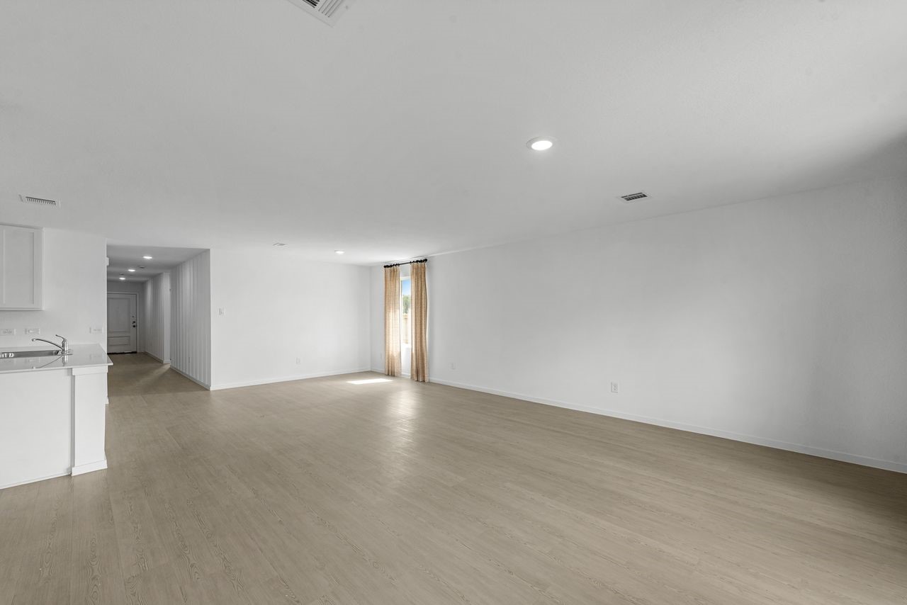 2703 Crested Creek Lane Property Photo 8