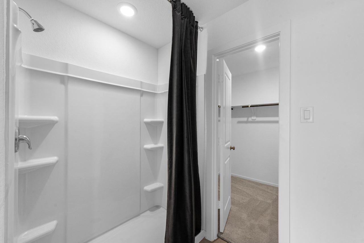 2703 Crested Creek Lane Property Photo 13