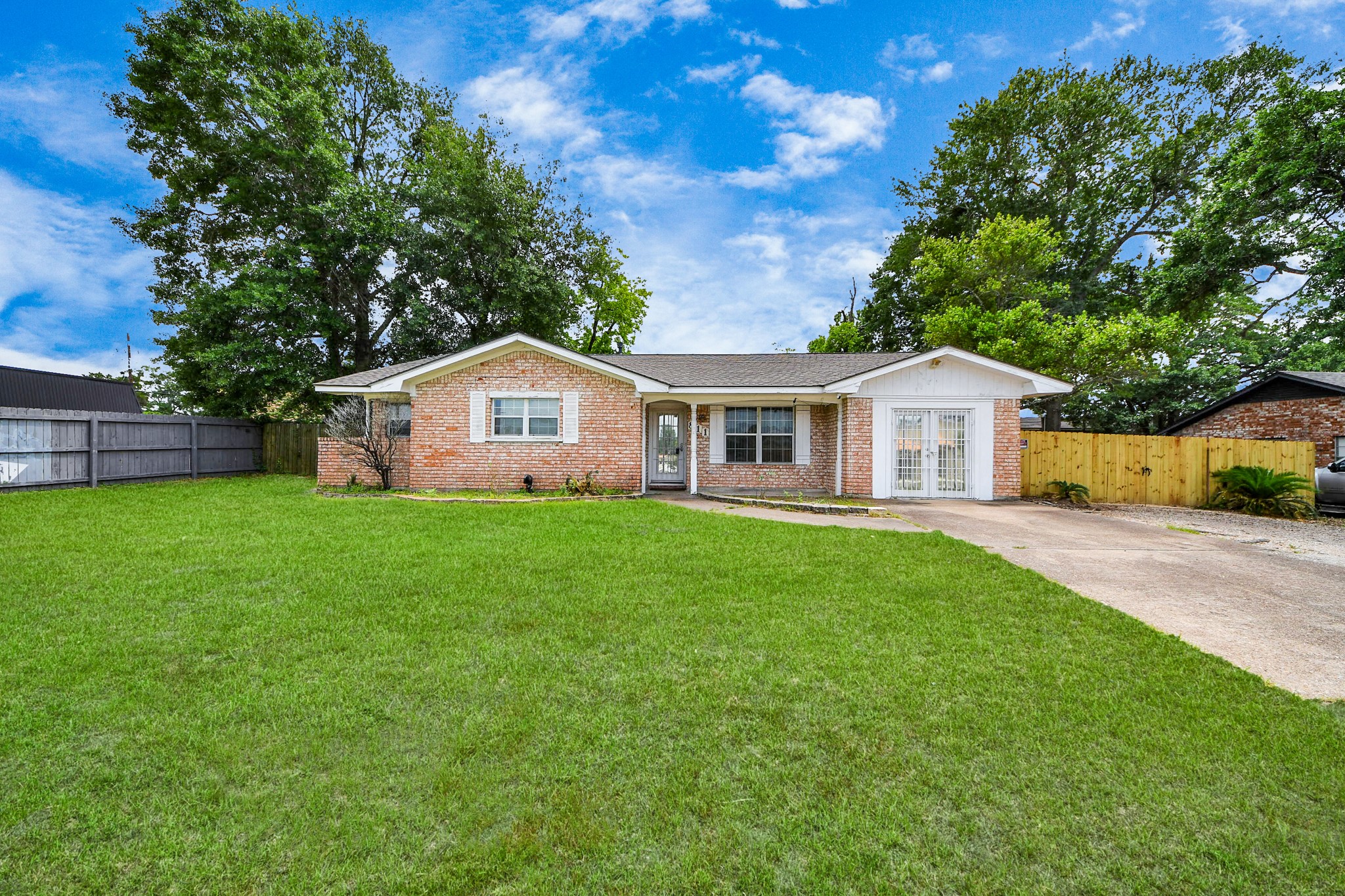 811 Hillcrest Drive Property Photo 1