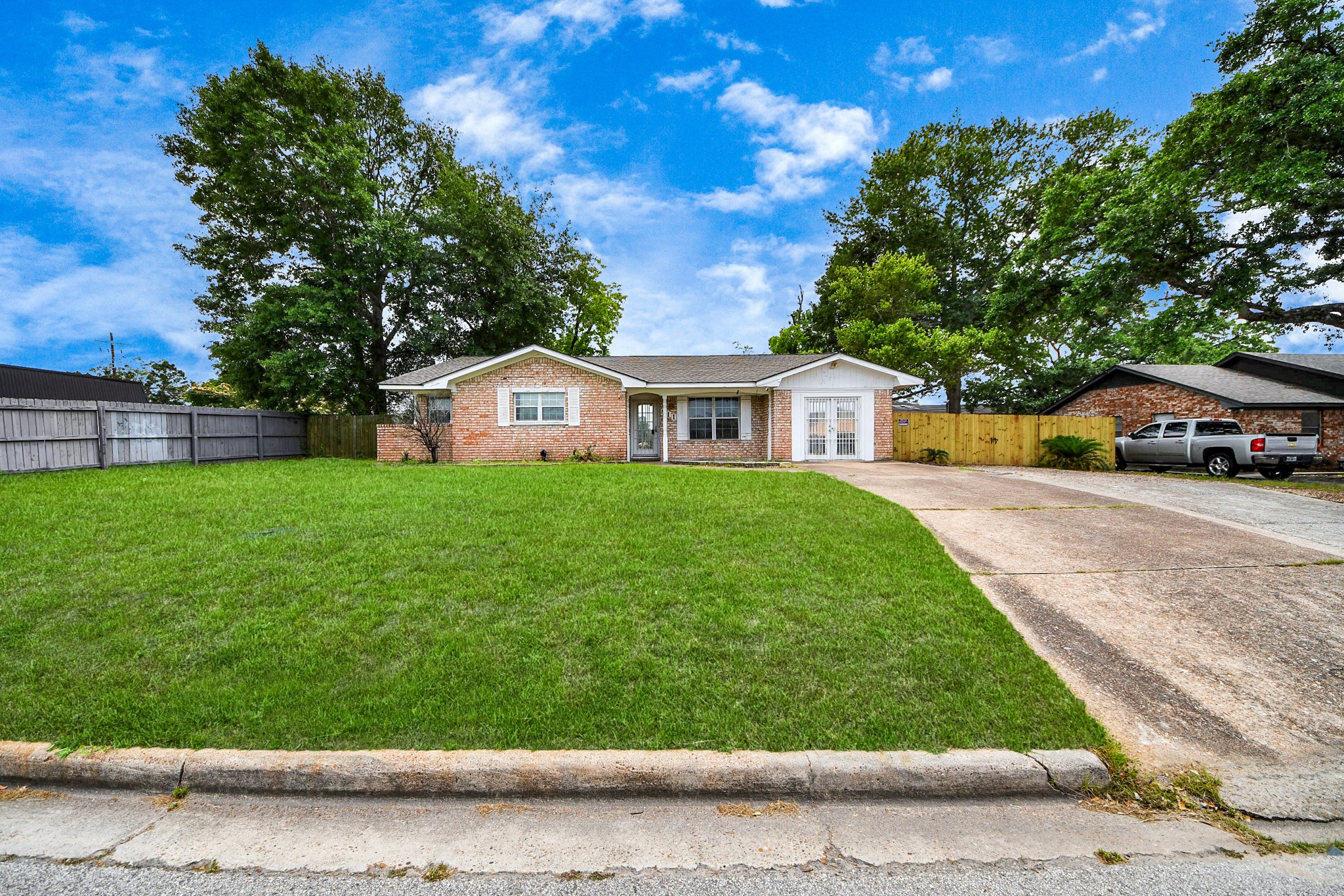 811 Hillcrest Drive Property Photo 4