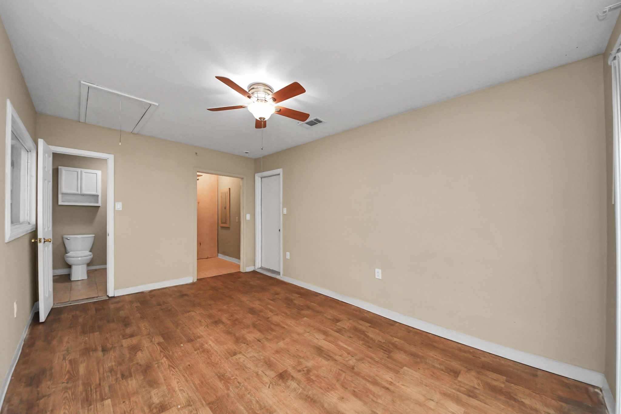 811 Hillcrest Drive Property Photo 9