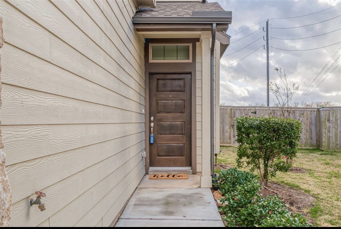 8700 Laurel Crest Drive Property Photo 2