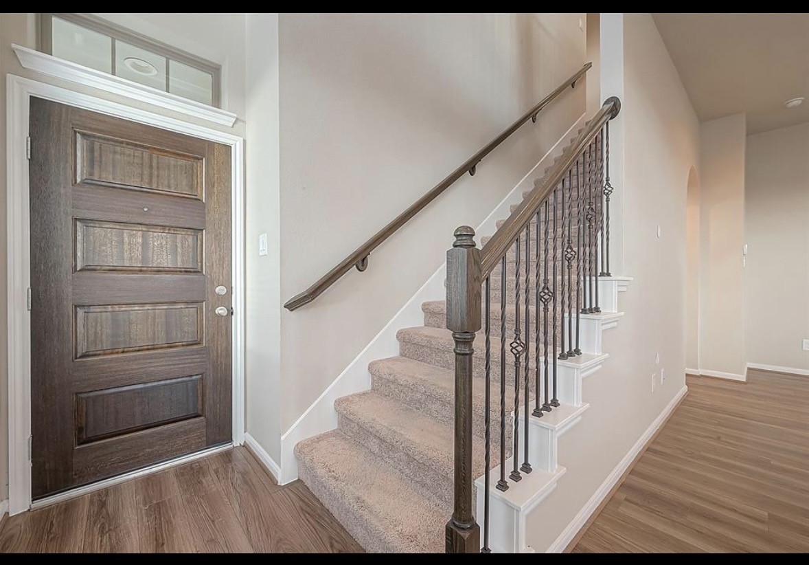 8700 Laurel Crest Drive Property Photo 4