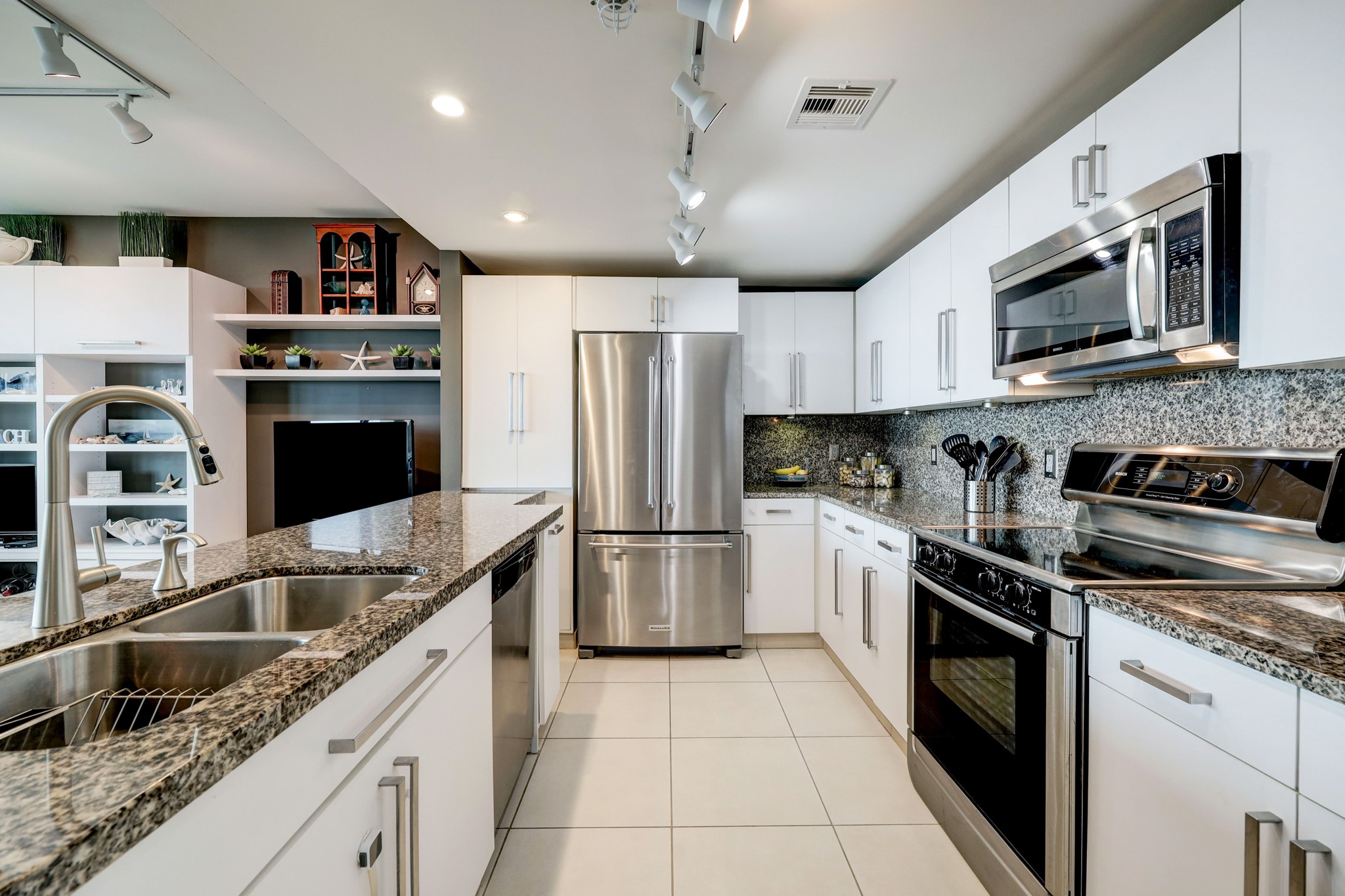 801 E Beach Drive Bc0412 Property Photo 5