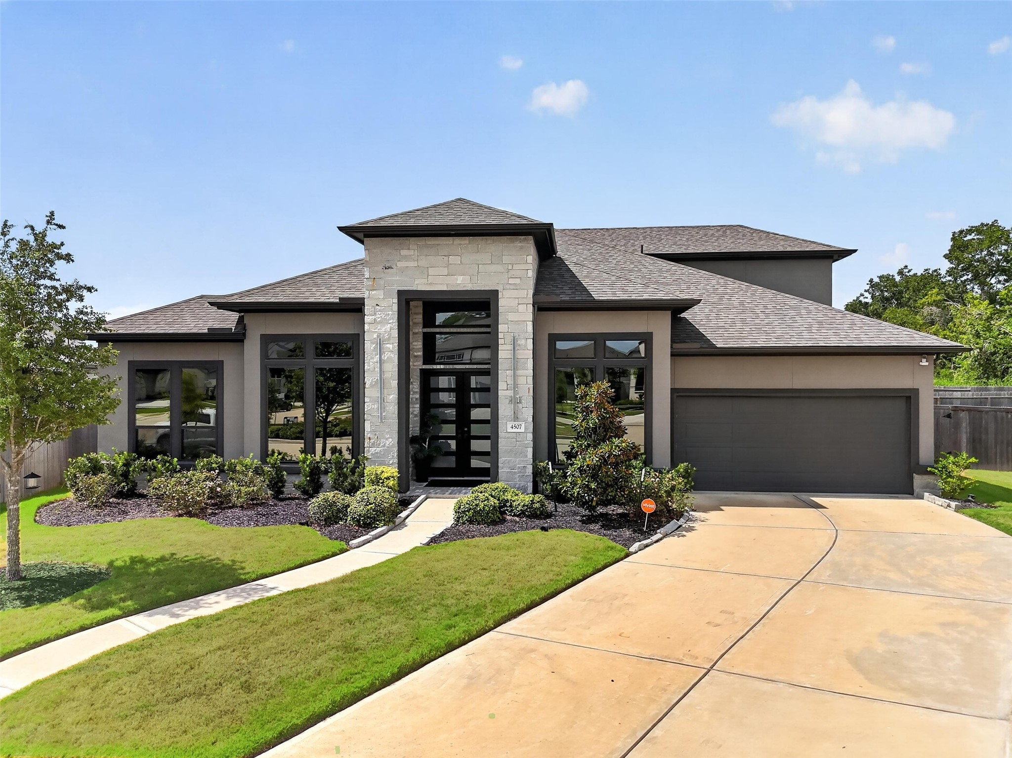 4507 Woodgate Court Property Photo 2