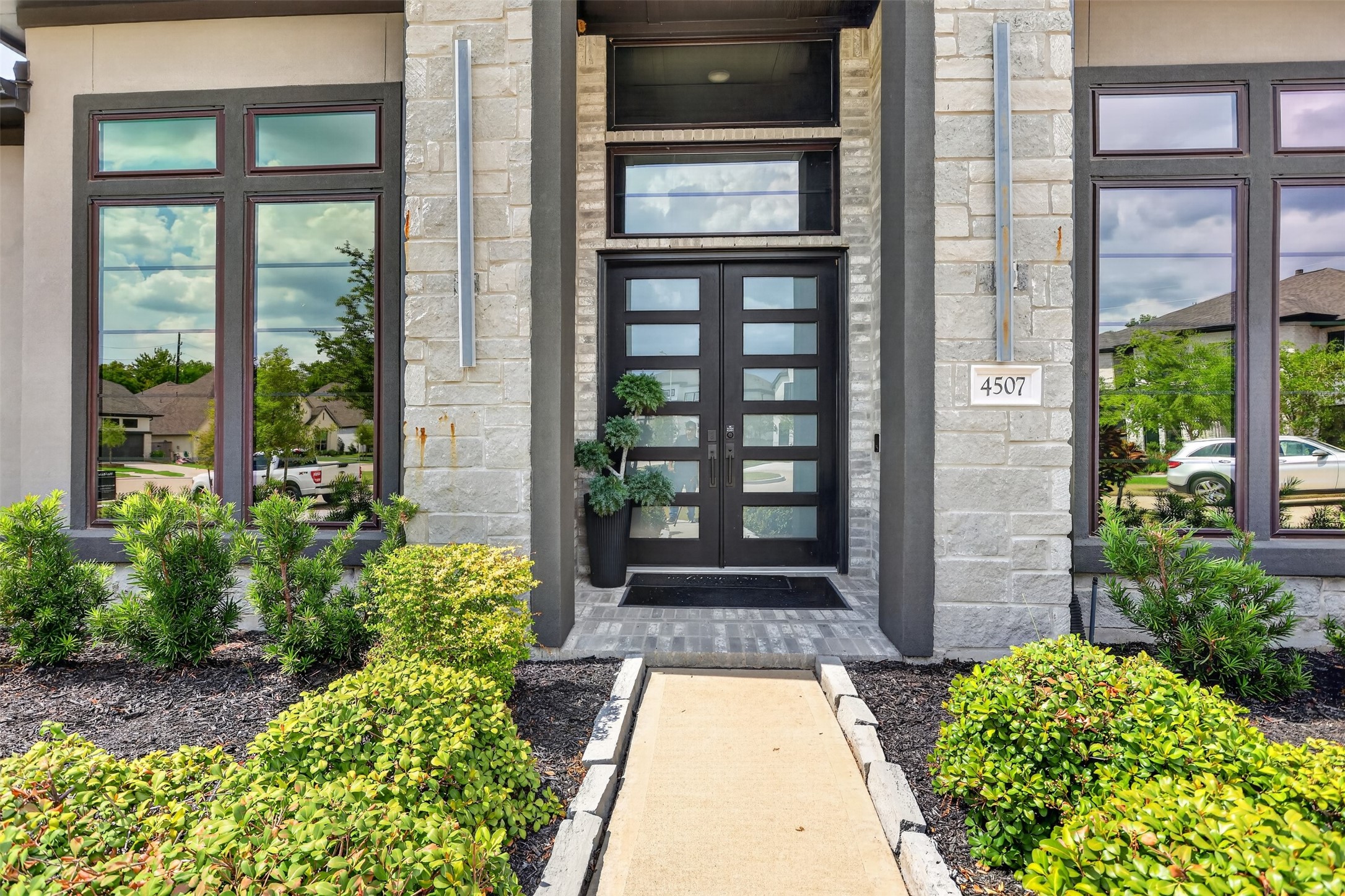 4507 Woodgate Court Property Photo 4