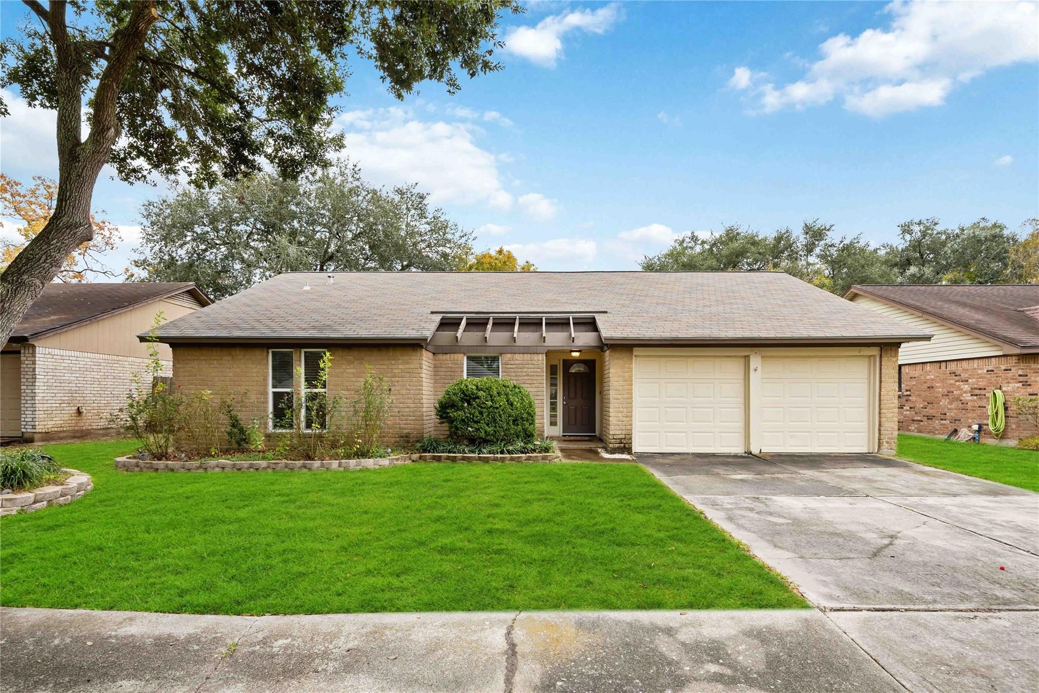 22419 Deville Drive Property Photo 2