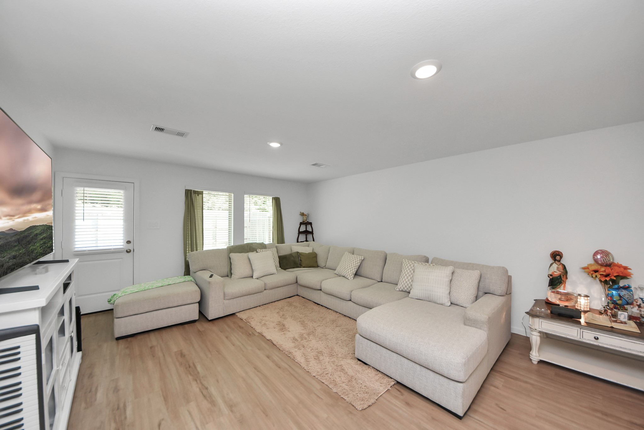 22443 Douglas Court Property Photo 5