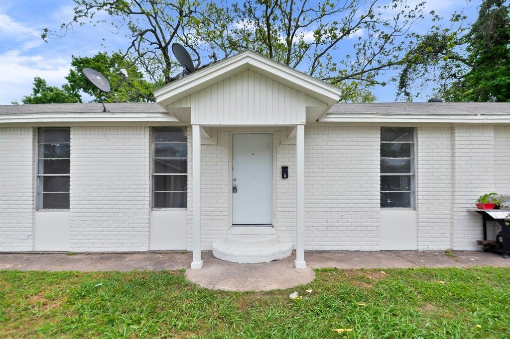 806 East Emily Avenue 5 Property Photo 1