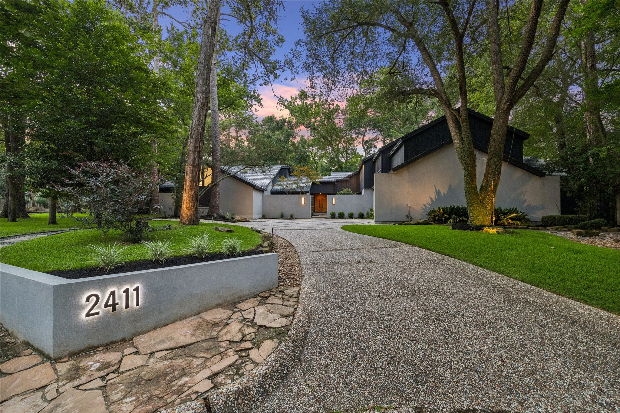 2411 Oakbank Drive Property Photo 7