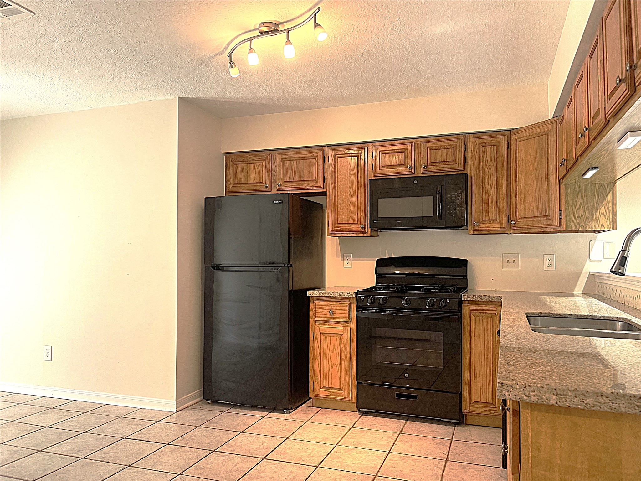 3307 Golden Willow Drive Property Photo 8