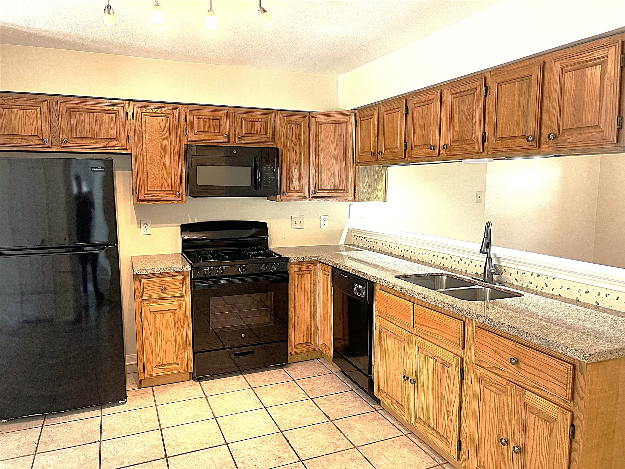 3307 Golden Willow Drive Property Photo 11