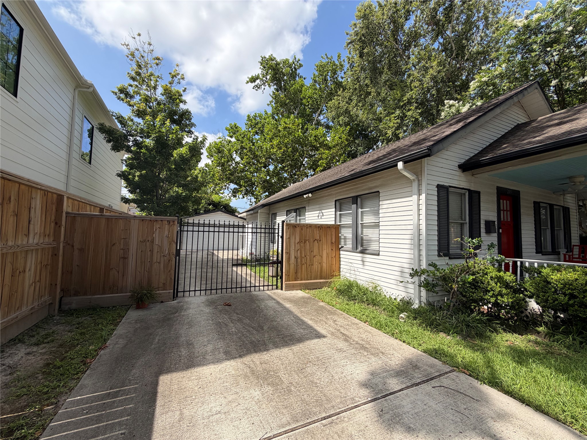 205 E 24th Street Property Photo 3