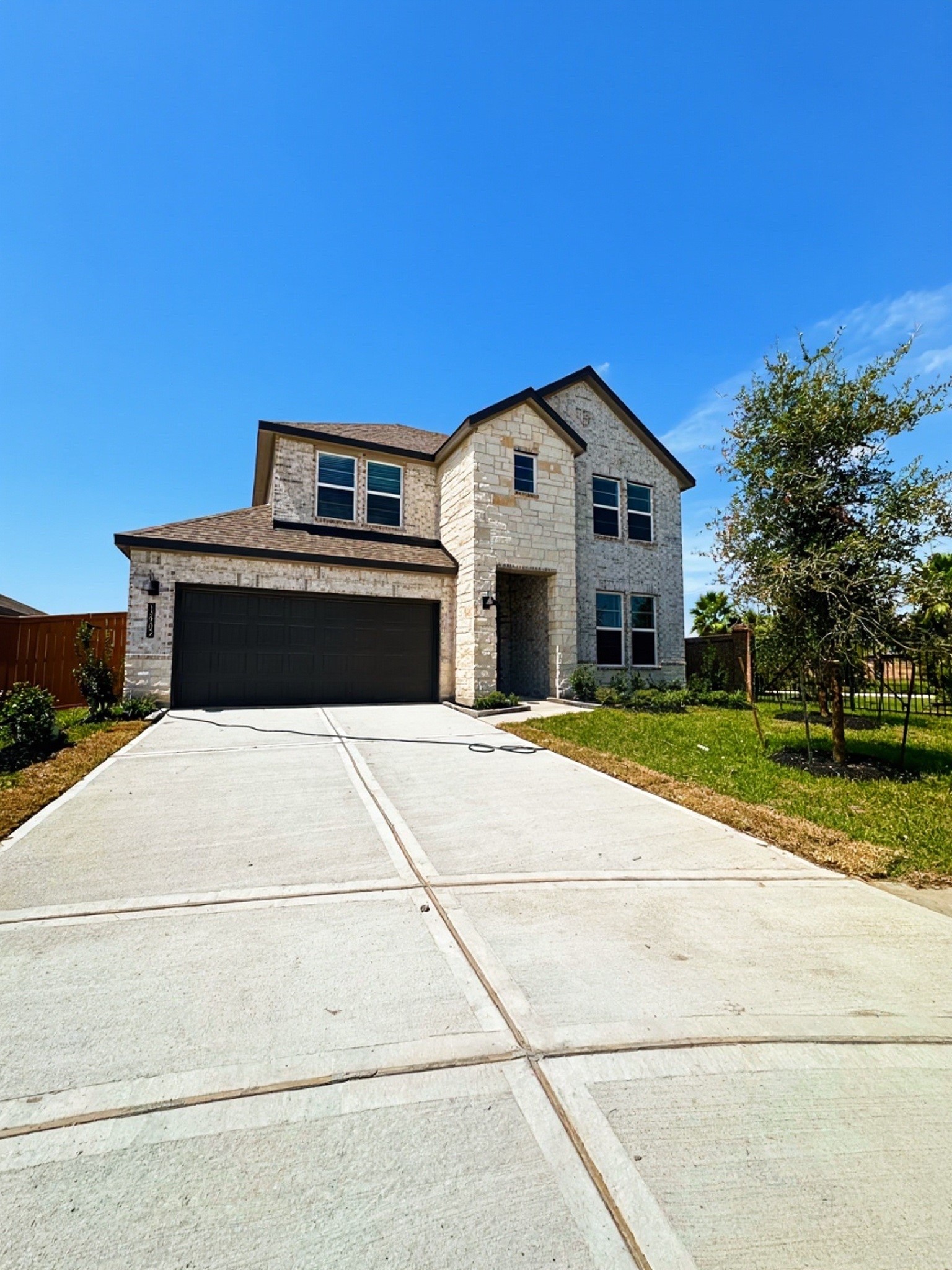 13902 Bay Crest Drive Property Photo 2
