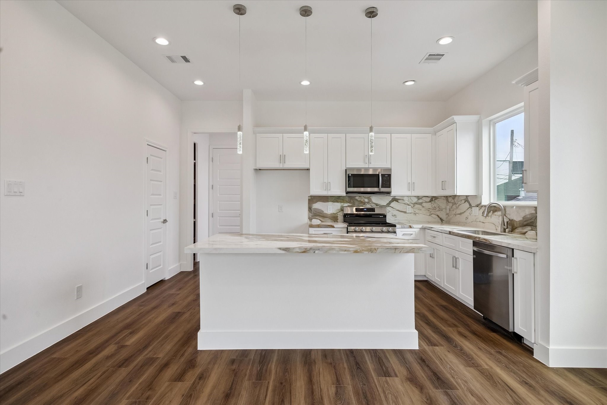 5312 Salina Street Property Photo 6