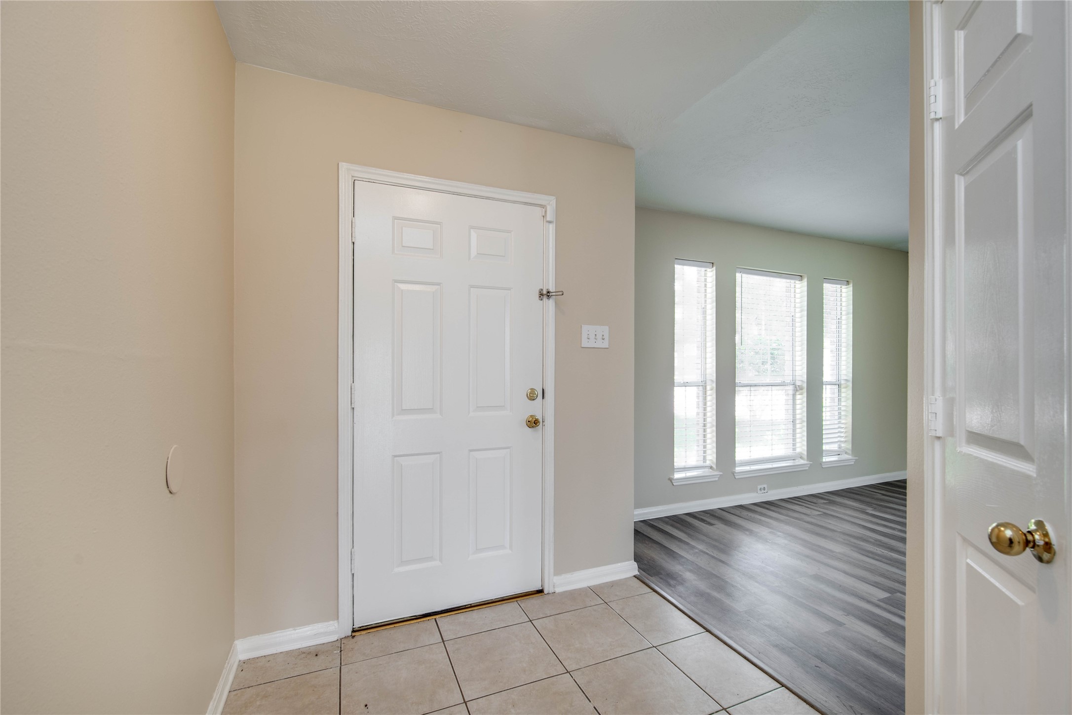 22810 W Waterlake Drive Property Photo 5