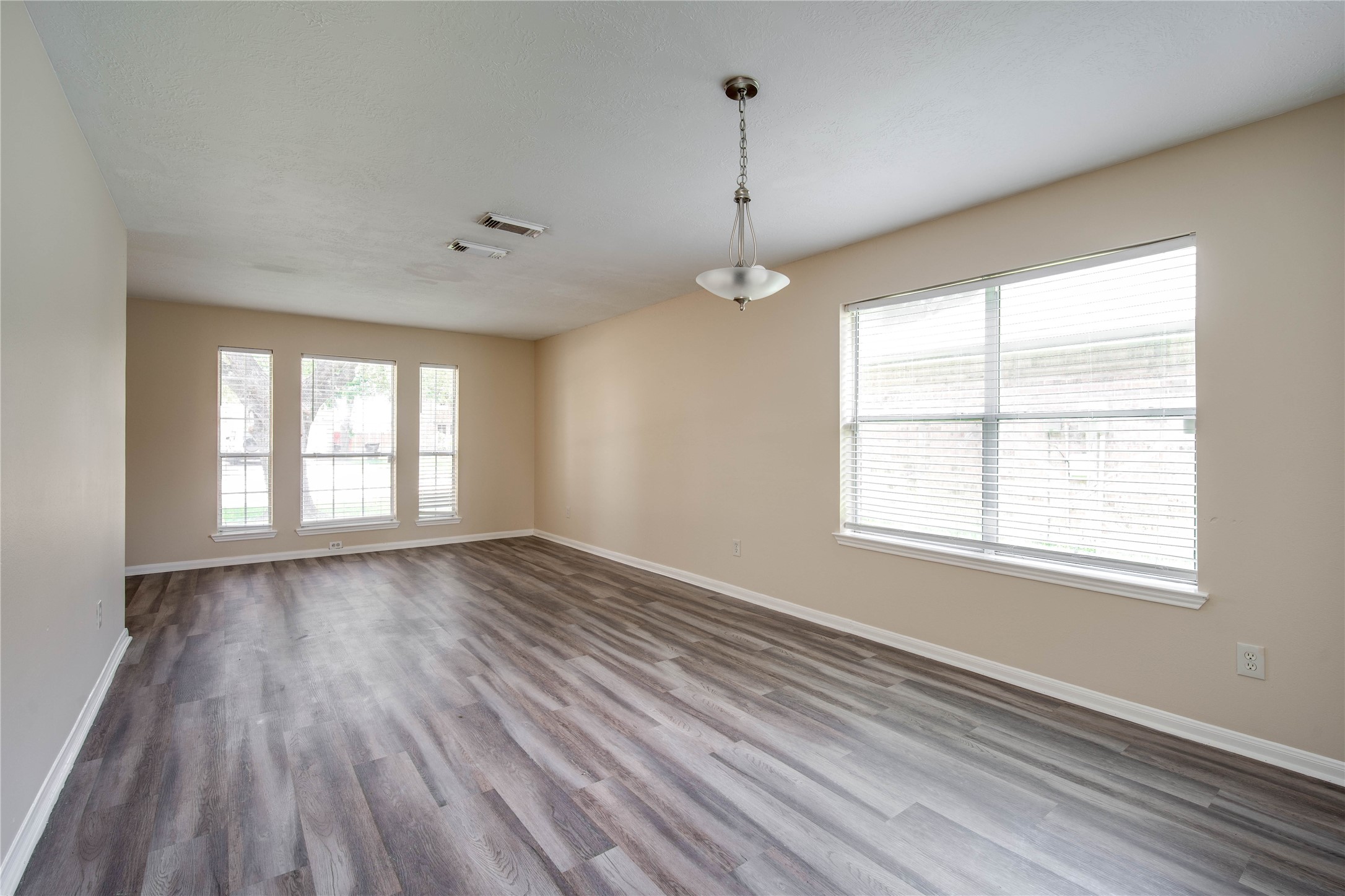 22810 W Waterlake Drive Property Photo 7