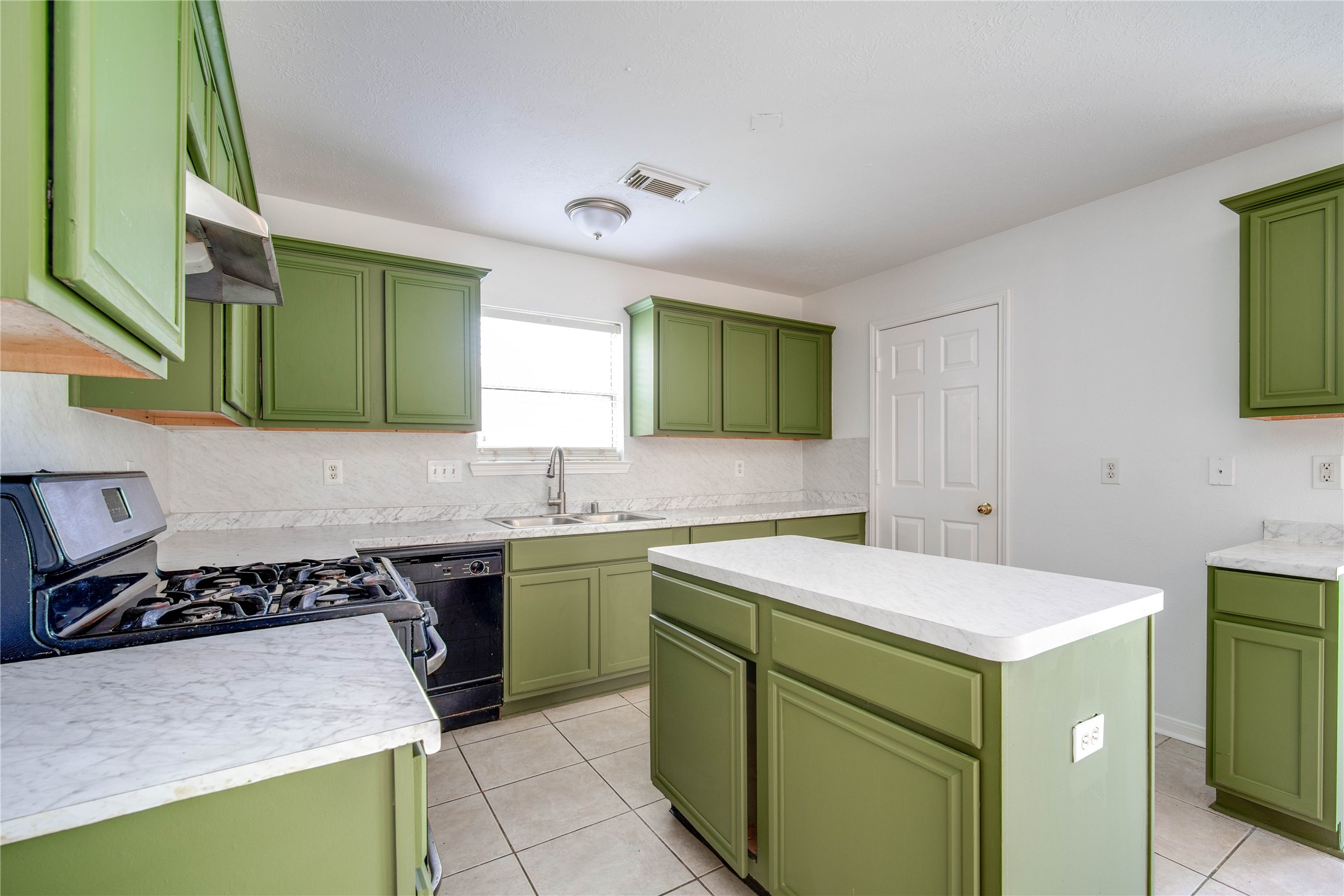 22810 W Waterlake Drive Property Photo 8