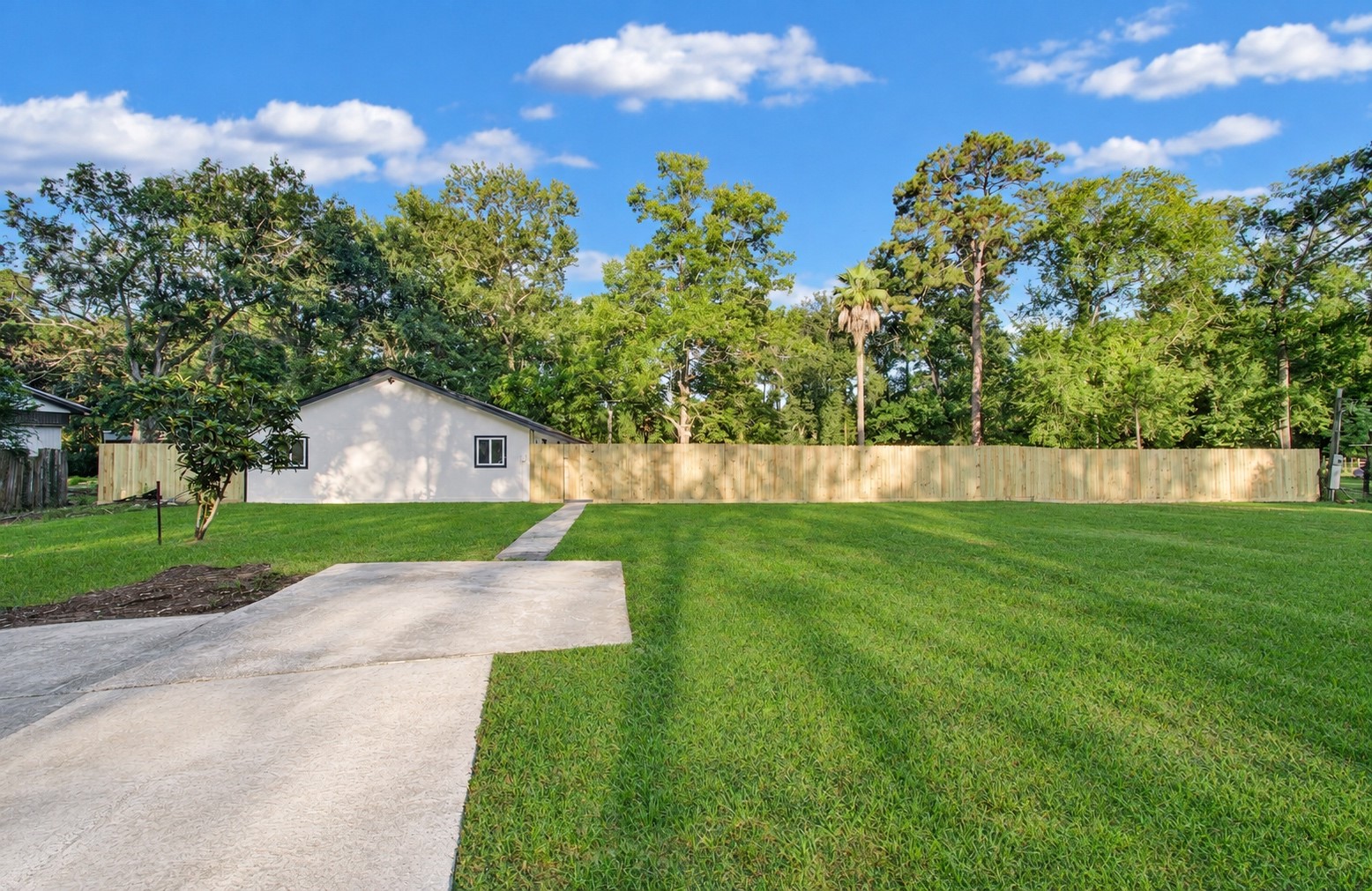 16718 Charleston Drive Property Photo 2